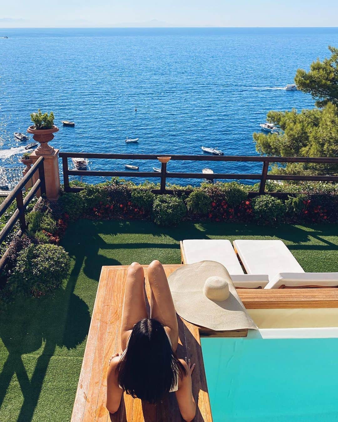sananasのインスタグラム：「Rendez-vous avec la mer 🌊(avec SPF 50 hein !)  Je me demande si ce n’est pas la Sicile qu’on voit au loin ? Pour toutes celles et ceux qui me demandent des détails sur ce voyage je vous récapitulerai tout à la fin promis ! C’est vrai qu’on bouge pas mal parce que l’on voulait voir tout le sud de l’Italie 🇮🇹 Donc ne vous en faites pas je vous referai un post avec tous les détails et conseils 😉N’hésitez pas à suivre mes stories je vous donne encore plus d’infos et je fais au mieux pour vous embarquer partout histoire de vous faire un peu voyager comme je peux ☺️😘  #Praiano」