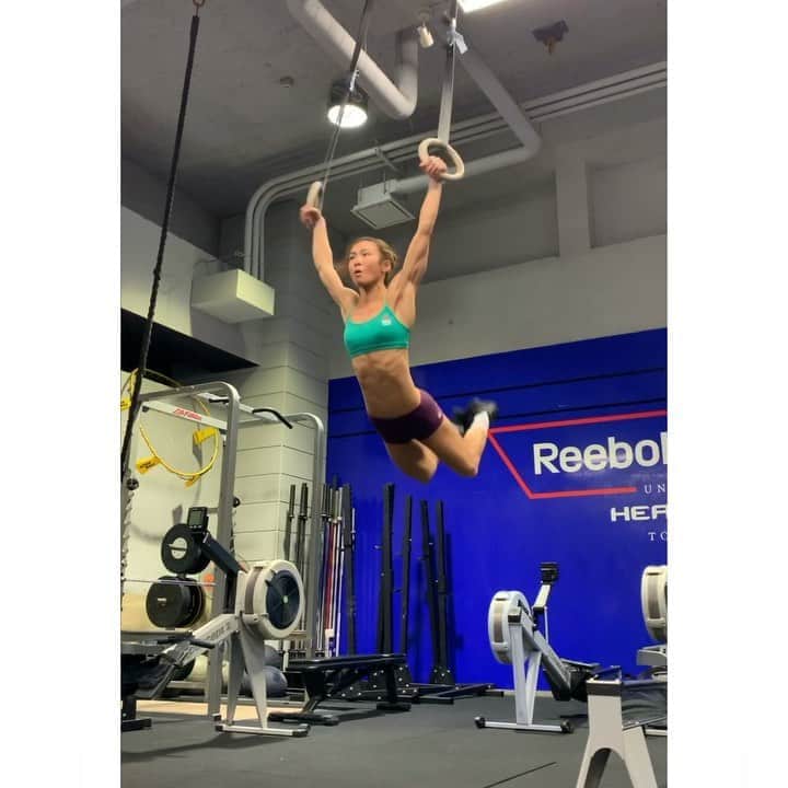 のインスタグラム：「自粛前の「Ring Muscle up」3分間テスト📝⚡️ ➡︎➡︎記録 19回🔥🔥 この時は今より体重が2kg軽い💨 また近々テストしなきゃっっ💪🏻。。 そしてやる度に数字を破り、いつでも自分史上最強でいたい‼️‼️そういった自分でいれば、人生のどんなシーンでだって間違いなく生きてくるから。 #MuscleUpをスラスラやりたきゃ #StrictMuscleUpで力をしっかり付けるのが先です #Unbrokenで最低でも4回は出来る様に」