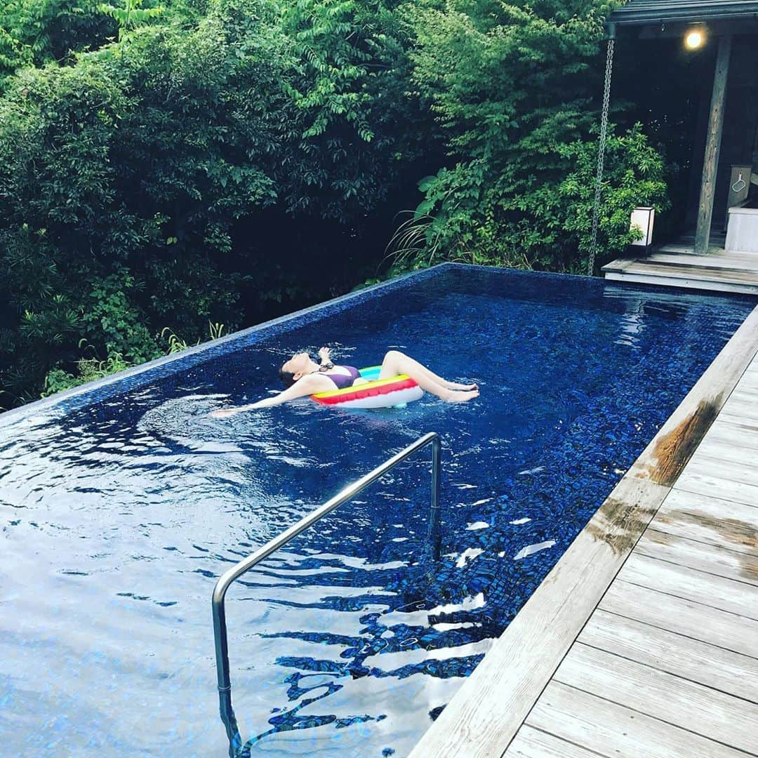 福田葉子さんのインスタグラム写真 - (福田葉子Instagram)「やっと夏休みーーー！プライベートプールなら何気兼ねなく泳げる〜。最高。 #vacation #vacances #summer #privatepool #yeah #swim #love #夏休み　#プール　#プライベートプール　#インフィニティプール #大好き　#泳ぐ　#浮かぶ　#水着　#夏　#日本だよ　#近場　#noswimnolife」8月27日 16時55分 - yoyoyokoko