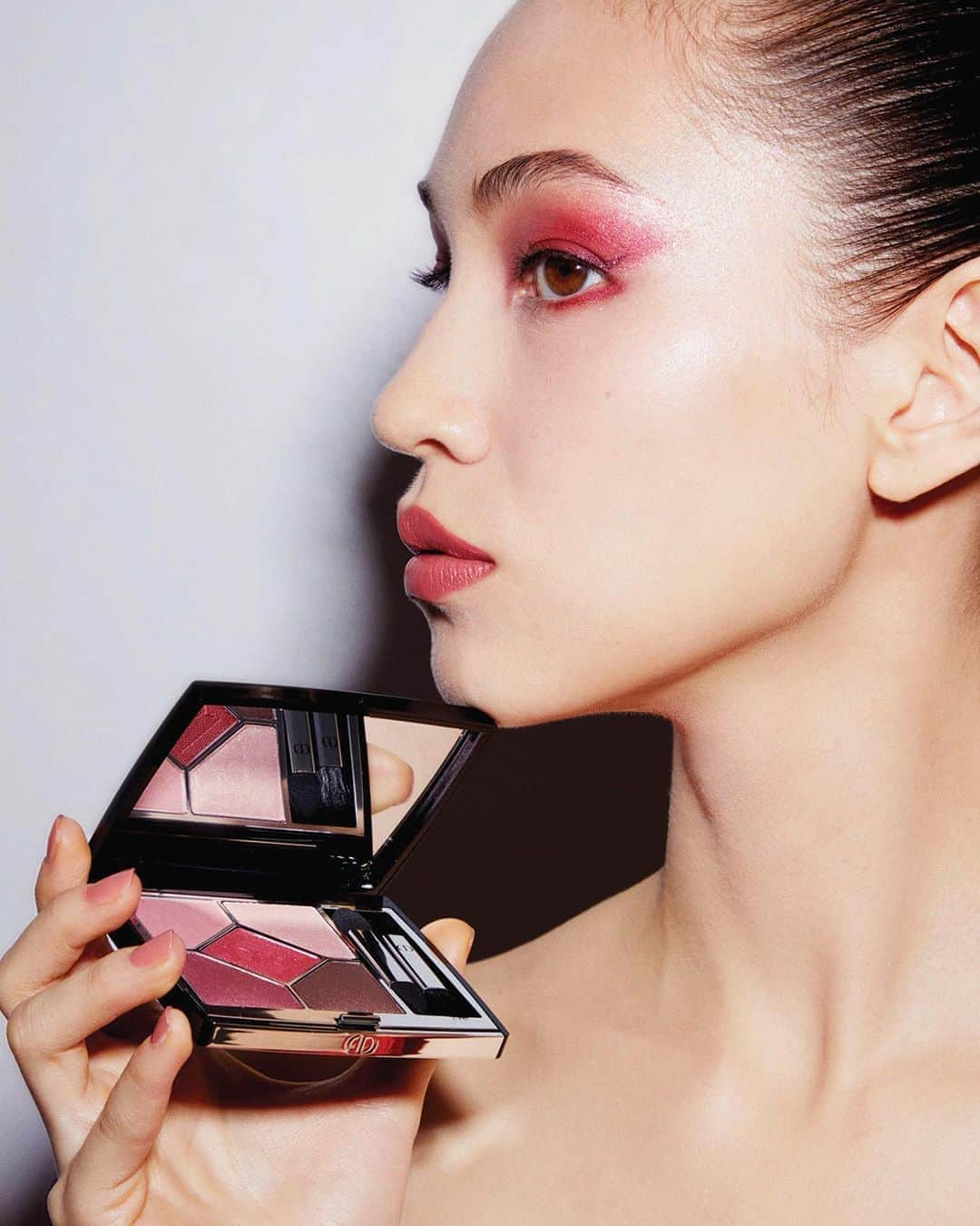 クリスチャンディオールさんのインスタグラム写真 - (クリスチャンディオールInstagram)「Get an edgy and deep eye look just like Kiko Mizuhara @i_am_kiko by using the brand new 5 Couleurs Couture Palette – Rouge Trafalgar.  Hair & Make-up: @rieshiraishi1220 Photo: @bun5o Production: @akane226 • DIOR BACKSTAGE ROSY GLOW 001 Pink DIOR ADDICT STELLAR HALO SHINE 667 Pink Star DIORSHOW 5 COULEURS COUTURE PALETTE 879 Rouge Trafalgar • #diormakeup #diorshow #diorbackstage @diormakeup」8月27日 16時56分 - dior