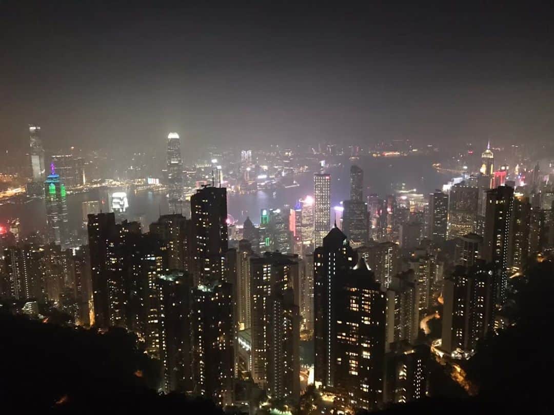 葵ゆりかさんのインスタグラム写真 - (葵ゆりかInstagram)「まだ世の中がコロナで大変なことになる前、、、 初めて香港に行ったときの📷✨ ビクトリアピークの百万ドルの夜景に感動♡また行きたいなー✈️  #香港　#旅行　#ビクトリアピーク　#百万ドルの夜景　#絶景　#DiscoverHongKong #HongKong #Love #travelwithkkday　#過去pic」8月27日 17時03分 - yuriyuricchi