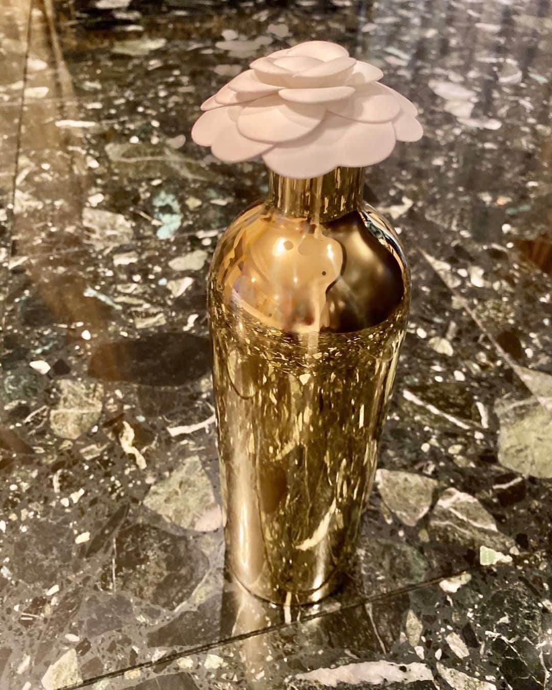 紫吹淳さんのインスタグラム写真 - (紫吹淳Instagram)「素敵なゴールドの花瓶を頂きました… ゴージャスな花瓶…有難うございます。 何を生けようかな…」8月27日 17時05分 - jun_shibuki_official