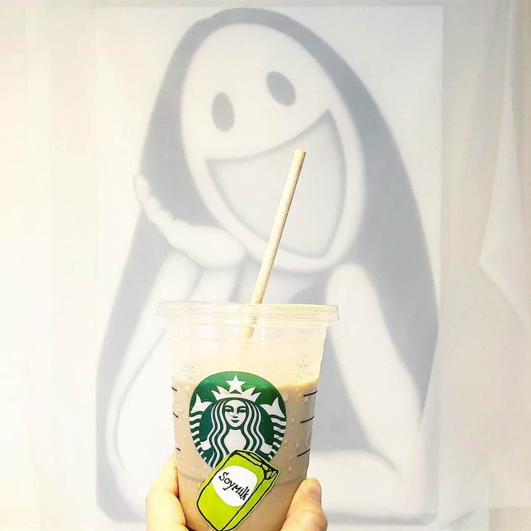 榊山敬代のインスタグラム：「🌞﻿🥤… ・　 今日の午前は お久しぶりに　　  おさんぽかねまして コーヒーお持ち帰り  おうちカフェの巻  氷がとける〜と早歩きで 少しだけ運動した気分に  今朝の空は入道雲がまぶしくて 夏のおわりをかんじる青空にて  青と白の色の鮮やかさには  子供だったらスゴイスゴイと ジャンプしながら歩きたい程  まぶしかった今朝の青空タイム  ところで  今まではラジオを時計がわりに流していたり 情報収集の為につけてることが多かったけど  なんだか音と情報に疲れて 最近は何もつけない生活が  マイブーム  テレビもかれこれ５年は見てない生活なので 今何が人気で誰が有名とかもわからない状態  そのような生活を過ごしていますと Fancyの世界に近づいてきたかなと  ふつふつ感じるこの頃 まわりの声をしらずに  自分の声をたよりに生きてる世界が ファンシーワードの１つなのだけど Fancyはこころのカタチの在り方を 自問自答する存在へ育ってほしいな  とセミさん達の合唱を BGMにおもうのでした  画像はおひさしぶりのFancyさま 紙ストローにリニューアルの記録  #夏のおわり …🥤… ・ ・ さて先日の作業につづいて 400文字以内の制作タイム ピッタリ書けたらうれしい ・ ・　 📝💬… ・ ・ #おうちカフェ #おうち大好き #enjoyhome ・ ・ ・ ・ ・  #きょうのアトリエ  #日本画家 の #アトリエこんなもん #作品 #絵画 #日本画 #SAKAKiYAMATAKAYO  #キャラクター #アート #art #painting  #アートのある暮らし#Fancy #fairy #妖精#笑顔 #心  #きょうのFancy #スターバックス #スタバ #Starbucks #ソイラテ #soy #coffee」