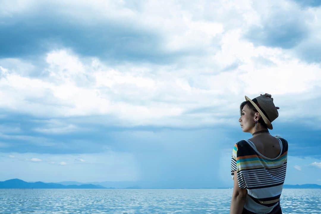 真矢さんのインスタグラム写真 - (真矢Instagram)「・﻿ 空の向こう側に見える雲の柱。﻿ ﻿ 対岸は局所的な大雨。﻿ ﻿ 最近こんな空ばっかりやね😬﻿ ﻿ ﻿ ﻿ Model : MAYA ﻿ Photo : Yusuke Origuchi﻿ ﻿ ﻿ ✴︎﻿ ✴︎﻿ ﻿#portrait #photoshoot #作品撮り #biwako #琵琶湖 #biwalake  #summer #夏空  #model #maya #真矢 @smile_mayaya  #photographer #yusukeoriguchi #折口祐介 @tetsu24_rd」8月27日 17時16分 - smile_mayaya