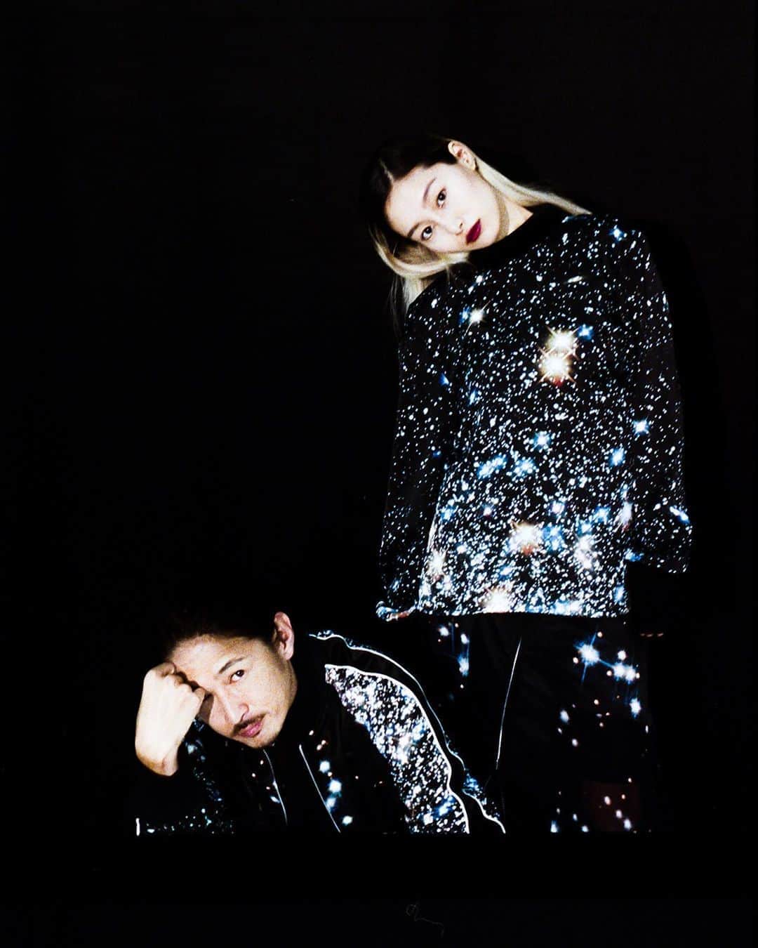 のインスタグラム：「#fashion sacai autumn winter 2020 with Yosuke Kubozuka & Shioli Kutsuna  『窪塚洋介と忽那汐里が着るサカイ、NASA の宇宙をまとって』  新シーズンの立ち上がりを印象づける宇宙プリントは、アメリカ航空宇宙局＝通称 NASA とのコラボレーション。シーズンテーマである「4次元」の概念を象徴するキーピースとして、メンズ／レディスの両方で展開される。  メンズのジャケットのフロント左裾には、NASA のパッチワークがつく。両脇には大胆にジップが走り、合わせるボトムスやインナーの色によってフォルムチェンジが楽しめる。  ウィメンズのプルオーバーは背中に、ロングスカートは裾側から斜めに、それぞれジップが走らせてあり、歩くたびに風を孕んでシルエットを変えるデザイン。思わず後ろ姿まで追いたくなる、フリュイドなフォルムの余韻が美しい。  model: Yosuke Kubozuka, Shioli Kutsuna photography: Yuichiro Noda styling: Masataka Hattori hair&makeup: Shuji Sato (Kubozuka), Noriyoshi Yamada (kutsuna) edit: Miwa Goroku, Waki Motoyama text: Miwa Goroku  #sacai #sacaiofficial #TFP #TheFashionPost #nasa #窪塚洋介 #YosukeKubozuka #忽那汐里 #ShioliKutsuna #野田祐一郎 #YuichiroNoda #服部昌孝 #MasatakaHattori #NoriyoshiYamada #ShujiSato」