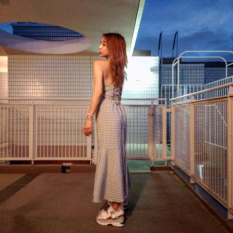 のインスタグラム：「. 夏はワンピース着たくなる。 夜は日焼けしないから 長袖好きの私も腕だしちゃうよー。😝 チェックだしマーメイドだし 大人ガーリー✊ . @valmuer_official 今年の夏は3アイテムゲットした。😝⛵ 皆の前で見せる機会が少なくて残念。。。 レコーディングやアフレコ かなりしておりまして、明日 レコーディング期間ラスト。😝べ このあとニコ生だよん！！ #ootd　#valmuer」