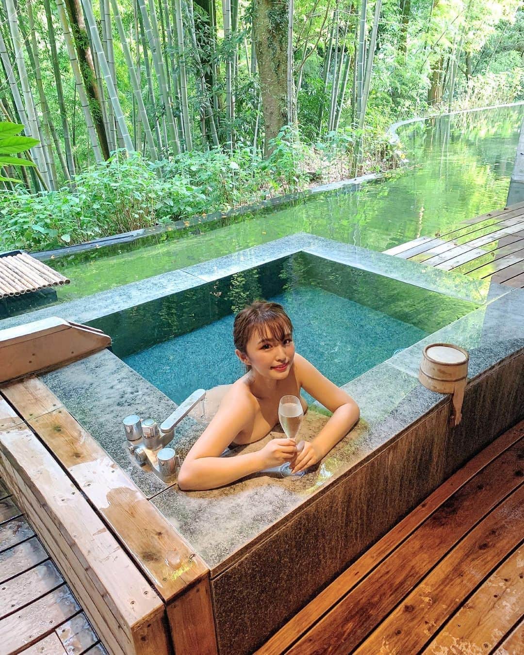 のインスタグラム：「Japanese Hot springs ♨️ 📍金乃竹　塔ノ澤  最高空間だ〜  箱根 満喫🧡🤍🧡🤍  #hakone#hotsprings#openairbath#kinnotake#kinnnotaketonisawa#金乃竹」