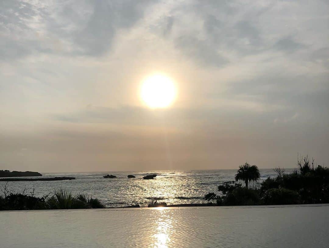 中岡由佳さんのインスタグラム写真 - (中岡由佳Instagram)「夕暮れ時。気持ちのいい自然の空気。 #okinawa #sunset」8月27日 17時17分 - yuka_nakaoka