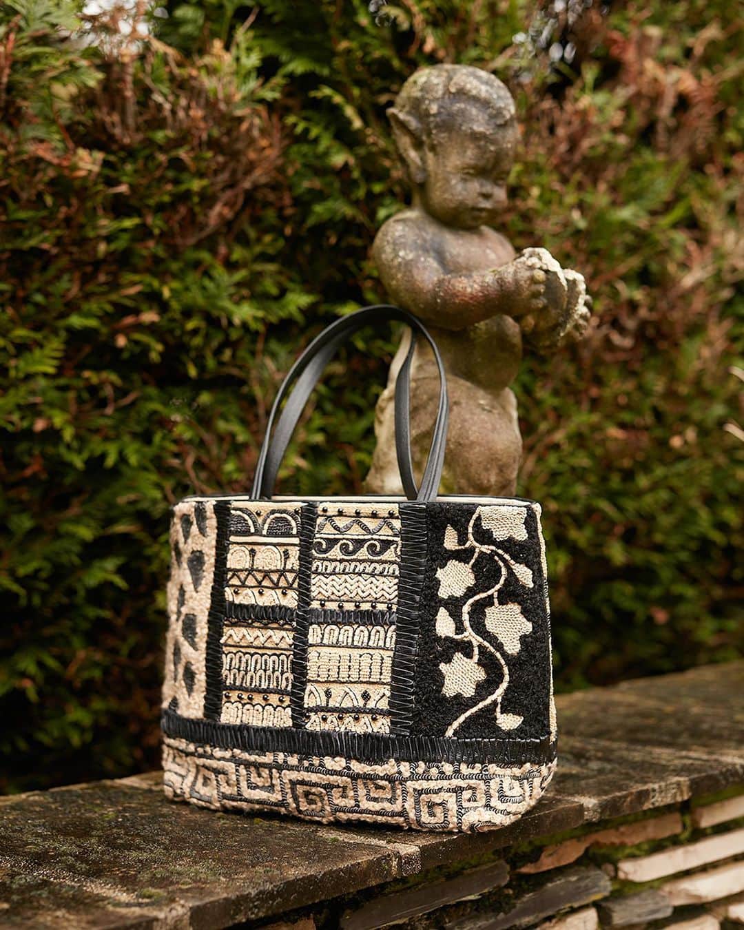 ジャマンピュエッシュのインスタグラム：「The classically beautiful patterns of ancient Greece are interpreted on this bag in a mix of delicate embroideries.」
