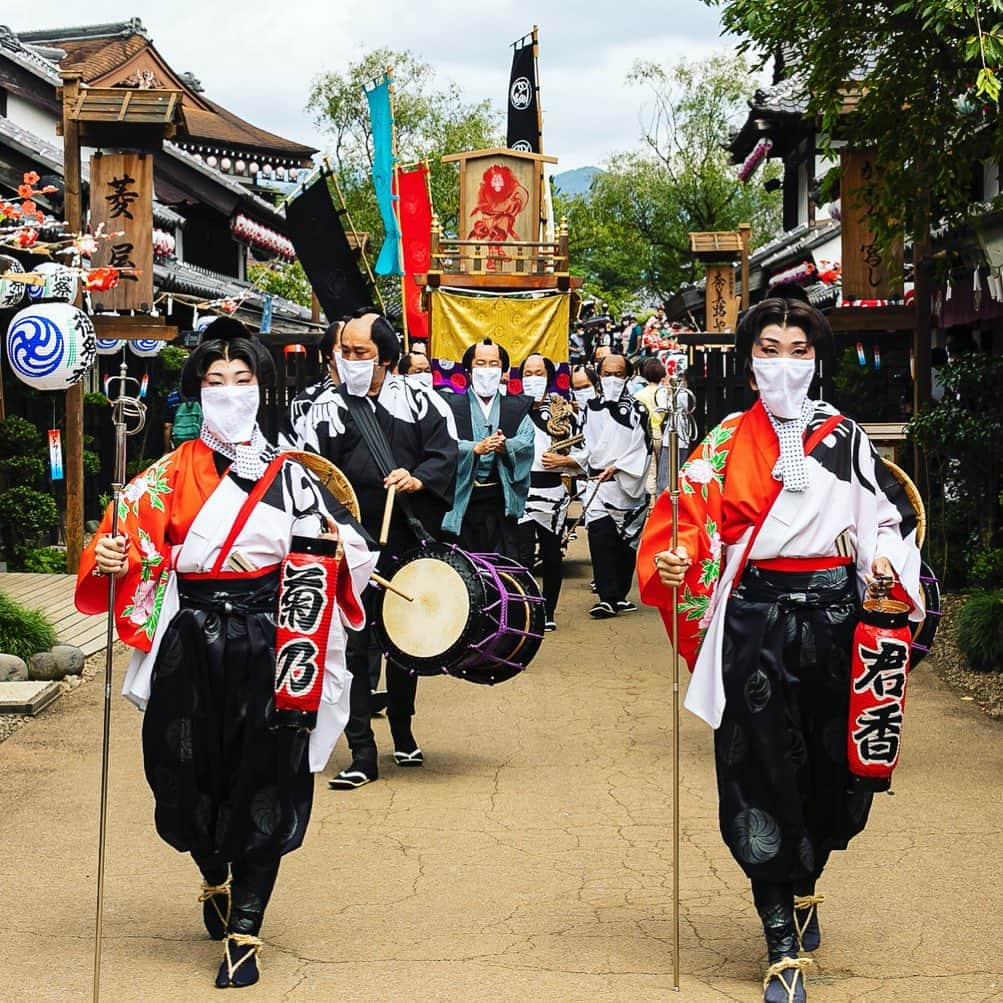 江戸ワンダーランド 日光江戸村のインスタグラム：「・ 祈りの祭り| Prayer festival 心をひとつに。Together as one. ・ ・ #疫病退散山車行列 #大江戸無病息祭 #夏の江戸 #いざ江戸へドロン #edowonderland #江戸ワンダーランド日光江戸村」