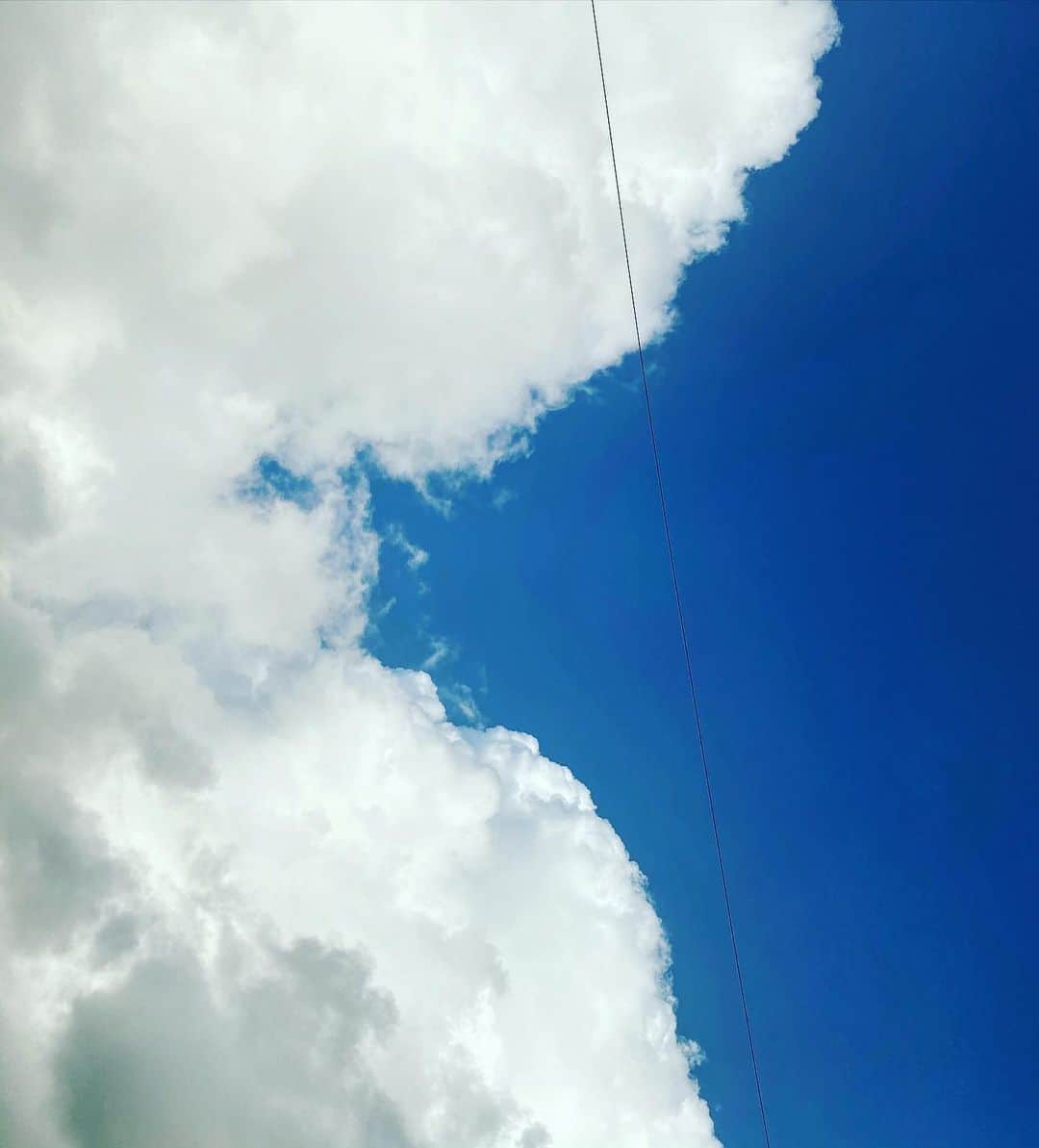 ひらさわあくびのインスタグラム：「空があおくて雲がおおきくて白い きょうは空にげんきをもらった☁️ なのでみんなに元気をわけわけおすそわけします。　 #ニガミ17才」