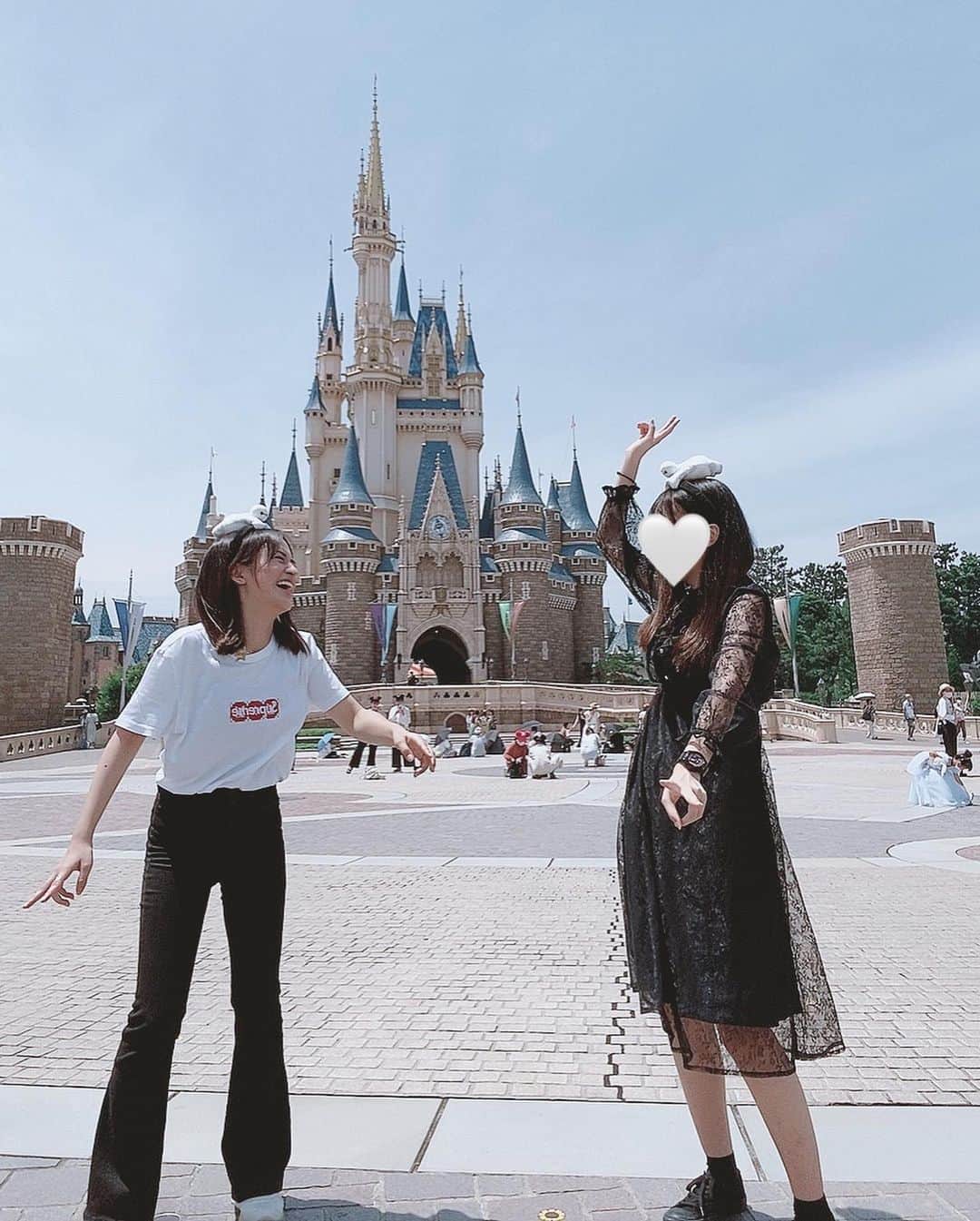 山出愛子さんのインスタグラム写真 - (山出愛子Instagram)「再開後のディズニーで！！  シンデレラ城の前 人が少ないでしょ！！ アトラクションも沢山乗れたよ❤️  写真撮る時とご飯の時だけマスク外したよ！！！  アイコdeナイトでも話すけど、本当にパーク内の感染予防策が凄かった！  また行きたいな🎶  #東京ディズニーランド #東京ディズニーリゾート #tdl #tdl🐭🏰 #シンデレラ城 #シンデレラ城前」8月27日 17時24分 - aiko_yamaide