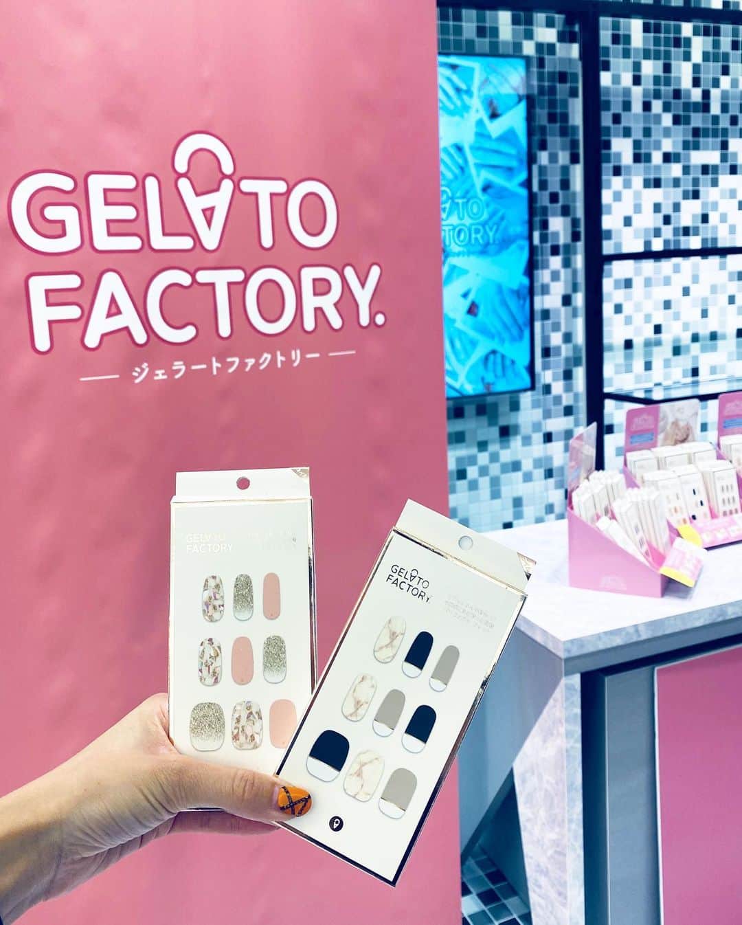 五位渕のぞみさんのインスタグラム写真 - (五位渕のぞみInstagram)「#韓国発人気ネイルシール 「#GELATFACTORY」渋谷ポップアップイベントへ💅💚 @gelatofactory_jp ㅤㅤㅤㅤㅤㅤㅤㅤㅤ　 貼って削るだけで完成する簡単ジェルネイル。 シールとは思えない光沢感で 手軽にジェルネイルが楽しめるから人気なの❣️ ㅤㅤㅤㅤㅤㅤㅤㅤㅤ 期間限定で渋谷スクランブルスクエアの 6Fでオープンしてるshopなの😍💕 ㅤㅤㅤㅤㅤㅤㅤㅤㅤ ㅤㅤㅤㅤㅤㅤㅤㅤㅤ ㅤㅤㅤㅤㅤㅤㅤㅤㅤ ㅤㅤㅤㅤㅤㅤㅤㅤㅤ 💙GELAT FACTORY🍭POP UP STORE💙 期間：8月20日(木)～9月2日(水) 場所：渋谷区渋谷2-24-12（渋谷駅直結） 渋谷スクランブルスクエア６F （Event Stage 6A） https://www.tokyu-dept.co.jp/scsq/plusq_beauty/    ㅤㅤㅤㅤㅤㅤㅤㅤㅤ ㅤㅤㅤㅤㅤㅤㅤㅤㅤ デザインの種類もワンカラーからデザインのまで 豊富だから好みのもの見つかるはず😍 ㅤㅤㅤㅤㅤㅤㅤㅤㅤ ジェルネイルシールも1,320円～1,650円と お手頃なのもありがたいよね🥺🙏🙏 ㅤㅤㅤㅤㅤㅤㅤㅤㅤ ㅤㅤㅤㅤㅤㅤㅤㅤㅤ ✅ ノベルティプレゼント 期間中、3,000円以上お買い上げで 「オリジナルポーチ」が貰えるんだって🥰❤️ ポーチも可愛かったぁ🐶💗 ㅤㅤㅤㅤㅤㅤㅤㅤㅤ 9/2までの期間限定なので ぜひ足を運んでみてね😘💋 ㅤㅤㅤㅤㅤㅤㅤㅤㅤ ㅤㅤㅤㅤㅤㅤㅤㅤㅤ ㅤㅤㅤㅤㅤㅤㅤㅤㅤ ㅤㅤㅤㅤㅤㅤㅤㅤㅤ  ㅤㅤㅤㅤㅤㅤㅤㅤㅤ ㅤㅤㅤㅤㅤㅤㅤㅤㅤ ㅤㅤㅤㅤㅤㅤㅤㅤㅤ ㅤㅤㅤㅤㅤㅤㅤㅤㅤ  ㅤㅤㅤㅤㅤㅤㅤㅤㅤ #GELATFACTORY #ジェラートファクトリー #ポップアップストア #渋谷スクランブルスクエア #젤라또팩토리 #셀프네일 #nail #ネイルシール #ジェルネイル #ジェルネイルシール #ネイル #ハンドネイル #フットネイル #pr #ネイル好き #ネイル好きな人と繋がりたい #セルフネイル #セルフネイル部 #lovenails #네일스타그램 #네일 #네일아트」8月27日 17時33分 - nonnon0319