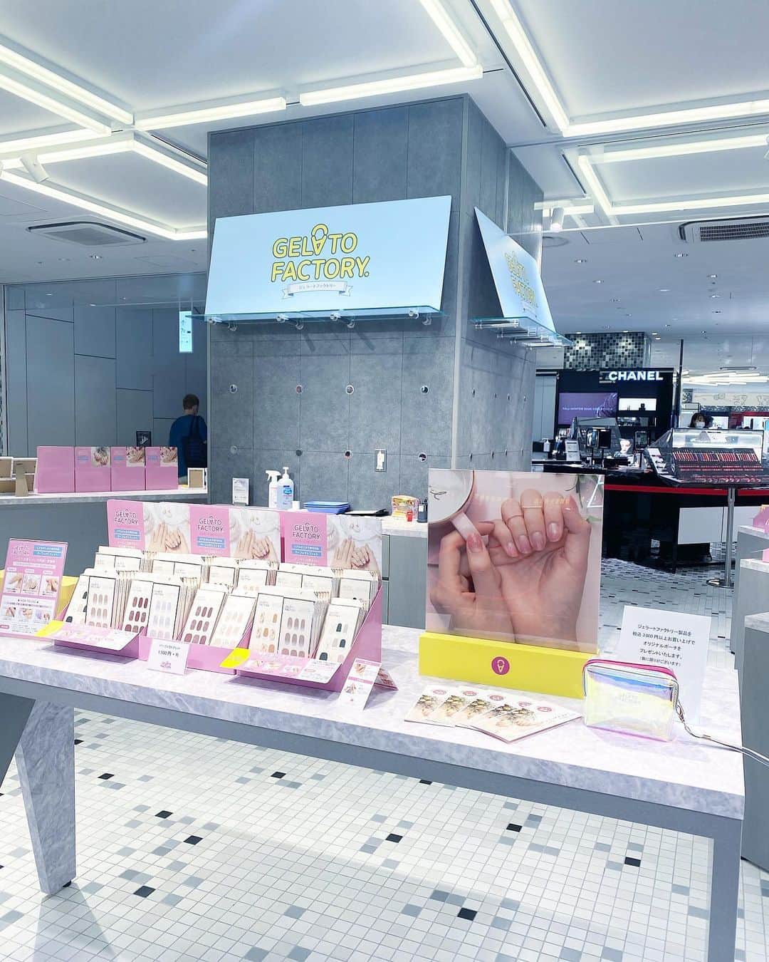 五位渕のぞみさんのインスタグラム写真 - (五位渕のぞみInstagram)「#韓国発人気ネイルシール 「#GELATFACTORY」渋谷ポップアップイベントへ💅💚 @gelatofactory_jp ㅤㅤㅤㅤㅤㅤㅤㅤㅤ　 貼って削るだけで完成する簡単ジェルネイル。 シールとは思えない光沢感で 手軽にジェルネイルが楽しめるから人気なの❣️ ㅤㅤㅤㅤㅤㅤㅤㅤㅤ 期間限定で渋谷スクランブルスクエアの 6Fでオープンしてるshopなの😍💕 ㅤㅤㅤㅤㅤㅤㅤㅤㅤ ㅤㅤㅤㅤㅤㅤㅤㅤㅤ ㅤㅤㅤㅤㅤㅤㅤㅤㅤ ㅤㅤㅤㅤㅤㅤㅤㅤㅤ 💙GELAT FACTORY🍭POP UP STORE💙 期間：8月20日(木)～9月2日(水) 場所：渋谷区渋谷2-24-12（渋谷駅直結） 渋谷スクランブルスクエア６F （Event Stage 6A） https://www.tokyu-dept.co.jp/scsq/plusq_beauty/    ㅤㅤㅤㅤㅤㅤㅤㅤㅤ ㅤㅤㅤㅤㅤㅤㅤㅤㅤ デザインの種類もワンカラーからデザインのまで 豊富だから好みのもの見つかるはず😍 ㅤㅤㅤㅤㅤㅤㅤㅤㅤ ジェルネイルシールも1,320円～1,650円と お手頃なのもありがたいよね🥺🙏🙏 ㅤㅤㅤㅤㅤㅤㅤㅤㅤ ㅤㅤㅤㅤㅤㅤㅤㅤㅤ ✅ ノベルティプレゼント 期間中、3,000円以上お買い上げで 「オリジナルポーチ」が貰えるんだって🥰❤️ ポーチも可愛かったぁ🐶💗 ㅤㅤㅤㅤㅤㅤㅤㅤㅤ 9/2までの期間限定なので ぜひ足を運んでみてね😘💋 ㅤㅤㅤㅤㅤㅤㅤㅤㅤ ㅤㅤㅤㅤㅤㅤㅤㅤㅤ ㅤㅤㅤㅤㅤㅤㅤㅤㅤ ㅤㅤㅤㅤㅤㅤㅤㅤㅤ  ㅤㅤㅤㅤㅤㅤㅤㅤㅤ ㅤㅤㅤㅤㅤㅤㅤㅤㅤ ㅤㅤㅤㅤㅤㅤㅤㅤㅤ ㅤㅤㅤㅤㅤㅤㅤㅤㅤ  ㅤㅤㅤㅤㅤㅤㅤㅤㅤ #GELATFACTORY #ジェラートファクトリー #ポップアップストア #渋谷スクランブルスクエア #젤라또팩토리 #셀프네일 #nail #ネイルシール #ジェルネイル #ジェルネイルシール #ネイル #ハンドネイル #フットネイル #pr #ネイル好き #ネイル好きな人と繋がりたい #セルフネイル #セルフネイル部 #lovenails #네일스타그램 #네일 #네일아트」8月27日 17時33分 - nonnon0319