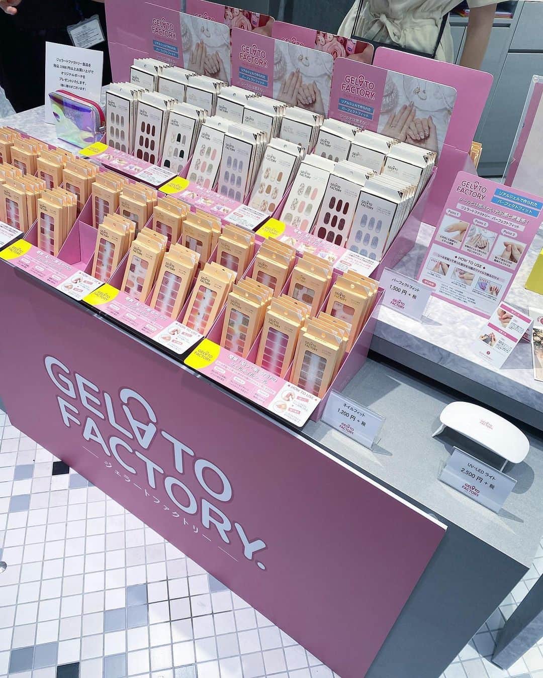五位渕のぞみさんのインスタグラム写真 - (五位渕のぞみInstagram)「#韓国発人気ネイルシール 「#GELATFACTORY」渋谷ポップアップイベントへ💅💚 @gelatofactory_jp ㅤㅤㅤㅤㅤㅤㅤㅤㅤ　 貼って削るだけで完成する簡単ジェルネイル。 シールとは思えない光沢感で 手軽にジェルネイルが楽しめるから人気なの❣️ ㅤㅤㅤㅤㅤㅤㅤㅤㅤ 期間限定で渋谷スクランブルスクエアの 6Fでオープンしてるshopなの😍💕 ㅤㅤㅤㅤㅤㅤㅤㅤㅤ ㅤㅤㅤㅤㅤㅤㅤㅤㅤ ㅤㅤㅤㅤㅤㅤㅤㅤㅤ ㅤㅤㅤㅤㅤㅤㅤㅤㅤ 💙GELAT FACTORY🍭POP UP STORE💙 期間：8月20日(木)～9月2日(水) 場所：渋谷区渋谷2-24-12（渋谷駅直結） 渋谷スクランブルスクエア６F （Event Stage 6A） https://www.tokyu-dept.co.jp/scsq/plusq_beauty/    ㅤㅤㅤㅤㅤㅤㅤㅤㅤ ㅤㅤㅤㅤㅤㅤㅤㅤㅤ デザインの種類もワンカラーからデザインのまで 豊富だから好みのもの見つかるはず😍 ㅤㅤㅤㅤㅤㅤㅤㅤㅤ ジェルネイルシールも1,320円～1,650円と お手頃なのもありがたいよね🥺🙏🙏 ㅤㅤㅤㅤㅤㅤㅤㅤㅤ ㅤㅤㅤㅤㅤㅤㅤㅤㅤ ✅ ノベルティプレゼント 期間中、3,000円以上お買い上げで 「オリジナルポーチ」が貰えるんだって🥰❤️ ポーチも可愛かったぁ🐶💗 ㅤㅤㅤㅤㅤㅤㅤㅤㅤ 9/2までの期間限定なので ぜひ足を運んでみてね😘💋 ㅤㅤㅤㅤㅤㅤㅤㅤㅤ ㅤㅤㅤㅤㅤㅤㅤㅤㅤ ㅤㅤㅤㅤㅤㅤㅤㅤㅤ ㅤㅤㅤㅤㅤㅤㅤㅤㅤ  ㅤㅤㅤㅤㅤㅤㅤㅤㅤ ㅤㅤㅤㅤㅤㅤㅤㅤㅤ ㅤㅤㅤㅤㅤㅤㅤㅤㅤ ㅤㅤㅤㅤㅤㅤㅤㅤㅤ  ㅤㅤㅤㅤㅤㅤㅤㅤㅤ #GELATFACTORY #ジェラートファクトリー #ポップアップストア #渋谷スクランブルスクエア #젤라또팩토리 #셀프네일 #nail #ネイルシール #ジェルネイル #ジェルネイルシール #ネイル #ハンドネイル #フットネイル #pr #ネイル好き #ネイル好きな人と繋がりたい #セルフネイル #セルフネイル部 #lovenails #네일스타그램 #네일 #네일아트」8月27日 17時33分 - nonnon0319