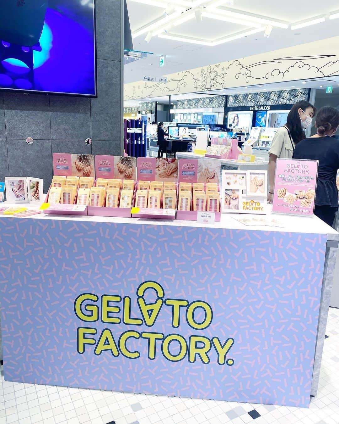 五位渕のぞみさんのインスタグラム写真 - (五位渕のぞみInstagram)「#韓国発人気ネイルシール 「#GELATFACTORY」渋谷ポップアップイベントへ💅💚 @gelatofactory_jp ㅤㅤㅤㅤㅤㅤㅤㅤㅤ　 貼って削るだけで完成する簡単ジェルネイル。 シールとは思えない光沢感で 手軽にジェルネイルが楽しめるから人気なの❣️ ㅤㅤㅤㅤㅤㅤㅤㅤㅤ 期間限定で渋谷スクランブルスクエアの 6Fでオープンしてるshopなの😍💕 ㅤㅤㅤㅤㅤㅤㅤㅤㅤ ㅤㅤㅤㅤㅤㅤㅤㅤㅤ ㅤㅤㅤㅤㅤㅤㅤㅤㅤ ㅤㅤㅤㅤㅤㅤㅤㅤㅤ 💙GELAT FACTORY🍭POP UP STORE💙 期間：8月20日(木)～9月2日(水) 場所：渋谷区渋谷2-24-12（渋谷駅直結） 渋谷スクランブルスクエア６F （Event Stage 6A） https://www.tokyu-dept.co.jp/scsq/plusq_beauty/    ㅤㅤㅤㅤㅤㅤㅤㅤㅤ ㅤㅤㅤㅤㅤㅤㅤㅤㅤ デザインの種類もワンカラーからデザインのまで 豊富だから好みのもの見つかるはず😍 ㅤㅤㅤㅤㅤㅤㅤㅤㅤ ジェルネイルシールも1,320円～1,650円と お手頃なのもありがたいよね🥺🙏🙏 ㅤㅤㅤㅤㅤㅤㅤㅤㅤ ㅤㅤㅤㅤㅤㅤㅤㅤㅤ ✅ ノベルティプレゼント 期間中、3,000円以上お買い上げで 「オリジナルポーチ」が貰えるんだって🥰❤️ ポーチも可愛かったぁ🐶💗 ㅤㅤㅤㅤㅤㅤㅤㅤㅤ 9/2までの期間限定なので ぜひ足を運んでみてね😘💋 ㅤㅤㅤㅤㅤㅤㅤㅤㅤ ㅤㅤㅤㅤㅤㅤㅤㅤㅤ ㅤㅤㅤㅤㅤㅤㅤㅤㅤ ㅤㅤㅤㅤㅤㅤㅤㅤㅤ  ㅤㅤㅤㅤㅤㅤㅤㅤㅤ ㅤㅤㅤㅤㅤㅤㅤㅤㅤ ㅤㅤㅤㅤㅤㅤㅤㅤㅤ ㅤㅤㅤㅤㅤㅤㅤㅤㅤ  ㅤㅤㅤㅤㅤㅤㅤㅤㅤ #GELATFACTORY #ジェラートファクトリー #ポップアップストア #渋谷スクランブルスクエア #젤라또팩토리 #셀프네일 #nail #ネイルシール #ジェルネイル #ジェルネイルシール #ネイル #ハンドネイル #フットネイル #pr #ネイル好き #ネイル好きな人と繋がりたい #セルフネイル #セルフネイル部 #lovenails #네일스타그램 #네일 #네일아트」8月27日 17時33分 - nonnon0319