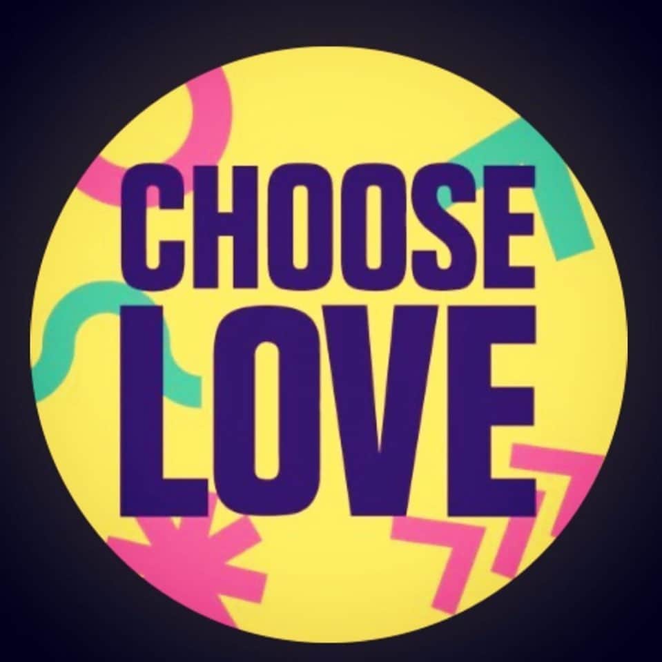 レナ・ヘディのインスタグラム：「@chrisdifford from 80’s new wave band Squeeze is raising money for @chooselove.  To take part in this live event with special guests simply go to @songwritersgarden and donate as much as you can afford via the link in the bio.  You will automatically be sent a zoom code after you have donated.  100% of the proceeds go to this amazing charity.  LINK IN BIO ❤️❤️❤️❤️❤️」