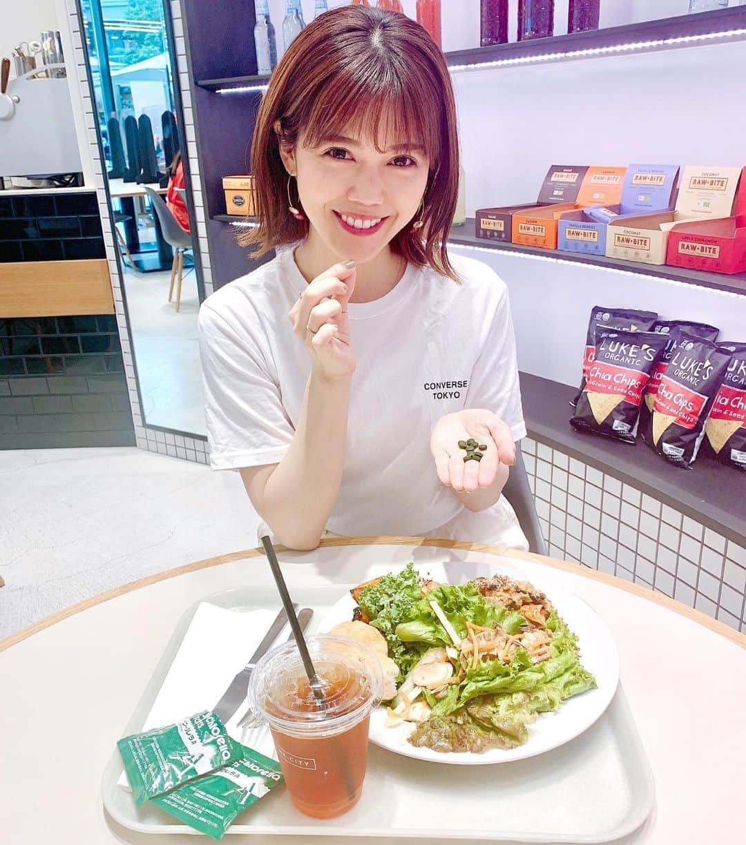 上坂由莉のインスタグラム：「﻿ ﻿ こんばんは🌙﻿ 本当最近暑すぎてバテそうになりますね🥵☀️﻿ 食事も気をつけつつ夏バテ対策してますが﻿ 皆さんも何か気をつけてることはありますか？😊﻿ ﻿ ﻿ 私はこまめに水分を摂ること👆﻿ でもその水分は氷でギンギンに冷えたものは﻿ 内臓の冷えにも繋がるので冷えてないものを選ぶ🧊﻿ お店の時はしつこいくらい氷少なめ🤏﻿ もしくは氷なしでドリンクを頼みます😊🥤﻿ ﻿ ﻿ そして食事もなるべく家では野菜を摂ること🥕🍅﻿ 移動や休憩で外で食べる事も多いから﻿ おうちでは気をつけるようにしてます🥗﻿ ﻿ ﻿ 忙しくてなかなか野菜が摂れない時は﻿ 以前ご紹介したサン・クロレラAパウダーを溶かして﻿ お家にいる時にちょこちょこ飲んだり﻿ 外食が続いた時はサプリメントで補います🙆‍♀️🥬﻿ ﻿ ﻿ サン・クロレラAのサプリメントは﻿ 小粒なのでものすごく飲みやすい🙆‍♀️﻿ 小包装やからポーチに入れて持ち運びに便利やし﻿ 外食の時も気軽に栄養を補う事ができてオススメ🥺💚﻿ ﻿ ﻿ 渡邊雄太選手🏀が出てるサン・クロレラAの﻿ 素敵なCMも是非チェックしてみてね🎥﻿ ﻿ ﻿ ストーリーズにもキャンペーンページ貼ったので﻿ よかったら見てみてください🔍✨﻿ ﻿ ﻿ ﻿ #サンクロレラ #クロレラ #渡邊雄太 #内側美容﻿ #プラントベースホールフード #sponsored」