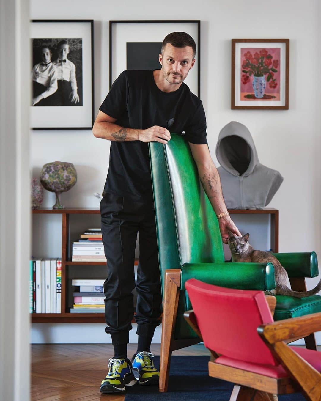 のインスタグラム：「THANK YOU @knackweekend AND @lutclincke FOR THE GREAT FEATURE  Photo @verlindejanphotography  #frida #krisvanassche #berluti」