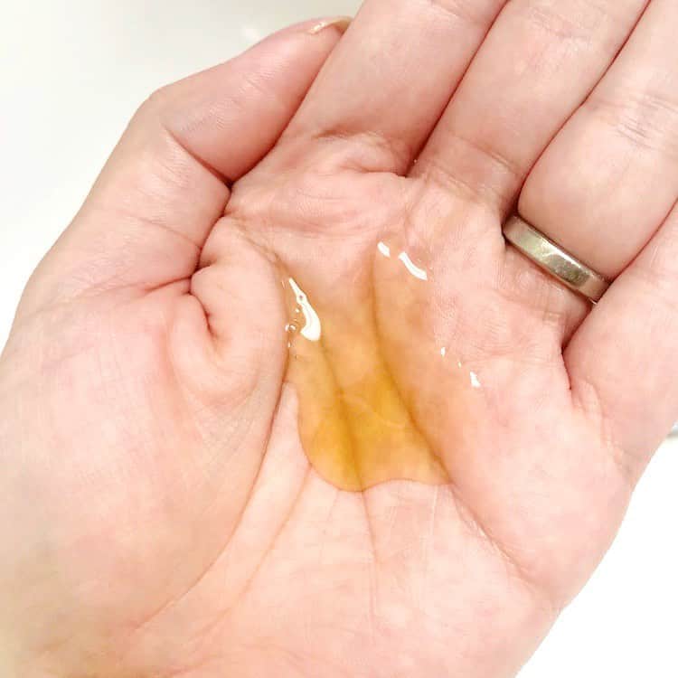 石澤研究所さんのインスタグラム写真 - (石澤研究所Instagram)「＼頭皮すっきり、髪さらさら／ 酸っぱさ・苦みまでそのままなのに無香料🍊最初は「本当に無香料なの？」とびっくりしちゃうぐらい、めちゃめちゃオレンジのいい香りなんです🧡爽やかな天然オレンジの香りがバスルームいっぱいに広がって、シャンプータイムが癒しの時間に🛁  洗浄成分は100%植物由来で、合成色素・合成香料・鉱物油・パラベン・シリコン不使用。1998年からつづくこだわりの処方で、地肌すっきり＆毛先までさらさらに洗い上げます☺️  #植物生まれのオレンジ地肌シャンプーN のクチコミをご紹介 -------------------- 頭皮のベタつきがさっぱりと洗えて、でも荒れることなく良いです。ドライヤー後も、オレンジの香りがふとした瞬間に漂い、癒されます。頭皮が呼吸できている感じを実感できるシャンプーは、唯一かも。 -------------------- オレンジの香りとサッパリした使い心地が良かったです！肌の弱い家族にも頭皮の荒れなく使えたので、地肌に優しいと思いました。 -------------------- オレンジの香りがとても爽やかです！ノンシリコンなのに終始きしまず、洗い上がり髪ふんわりしました。 -------------------- . . . シャンプーのあとはトリートメントでより理想の髪に🧡パサつく髪もまとまって、からまりを防いで毛先までスルンッ✨ベタつきがちな夕方まで、根元からサラサラ。髪が細く、ペタッとなりやすい方にもおすすめです😉  #植物生まれのオレンジ果汁トリートメントN のクチコミをご紹介 -------------------- クリームのようなテクスチャー。穏やかなオレンジの香り。髪がまとまり綺麗なストレートになり、ツヤツヤ、サラサラ！あまりにもサラサラなのでずっと触っていたいほど。乾いた髪はほんのりとオレンジの香りで心地よいです。 -------------------- 香りがとてもさわやかです。シャンプーだけでも大丈夫ですが続けて使うとサラサラして、次の朝ごわつきがなく毛先まで落ちつきます。 -------------------- . . . 「植物生まれ」シリーズには、シャンプー＆トリートメント以外にも、ヘッドスパや薬用育毛美容液などのアイテムもございます🍊脂づまり、ニオイ、ベタつき、かゆみ、フケ……ヘアケアに悩んでいる方は、ぜひ一度チェックしてみてくださいね。 . . . 【お知らせ】 8/31のご注文分まで、シャンプー送料無料✨公式通販では、一回のご注文につきお好きなサンプルをひとつ差し上げます（今ならシートマスクや化粧水などのサンプルがございます）。なかなかお買い物に行けない方や、重たい荷物は持ちたくない方など、ぜひ公式通販もご利用くださいませ😌 . . . #植物生まれ #植物生まれのオレンジ地肌シャンプー #オレンジ地肌シャンプーN #オレンジ地肌シャンプー #オレンジシャンプー #シャンプー #植物生まれのオレンジ果汁トリートメント #オレンジ果汁トリートメント #トリートメント #ヘアケア #弱酸性 #ノンシリコン #コスメ #石澤研究所」8月27日 17時26分 - ishizawalab