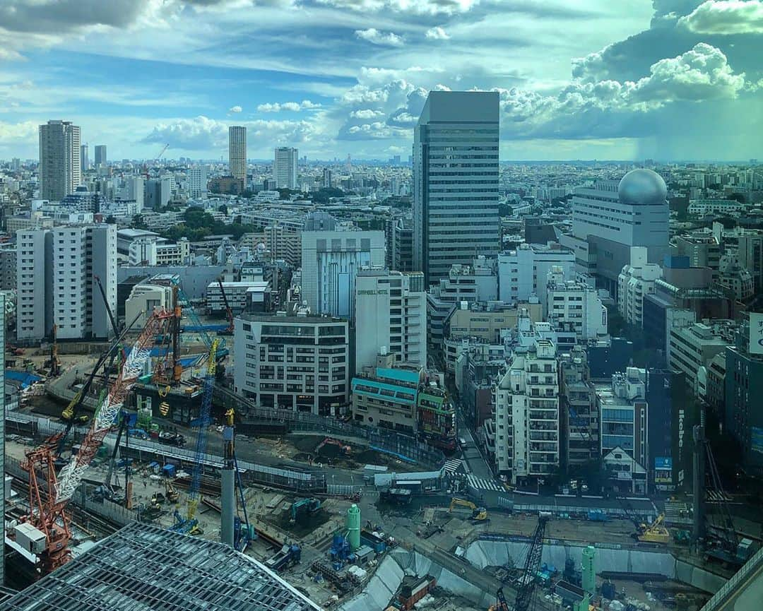 岡峰光舟さんのインスタグラム写真 - (岡峰光舟Instagram)「3月ぶりかな。 取材で渋谷に。 工事してたり向こう側雨だったりダイナミックだわ！ #渋谷」8月27日 17時27分 - kohshuokamine