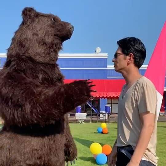 柴田英嗣のインスタグラム：「熊って怖いね  #bearclaw #熊の攻撃はほぼ爪 （牙じゃないんかい！） #熊の食事はほぼ木の実 （その体でかよ！） #熊は鮭をほぼ残す （いや、それは沢山くえ！） #熊はほぼ右利き （希の左のやつなんだよ！） #熊はほぼシングルマザー （旦那バカヤロー！） #熊はほぼ怖い （でしょうね！） #熊は熊本に居ない （ドンマイくまもん！）」