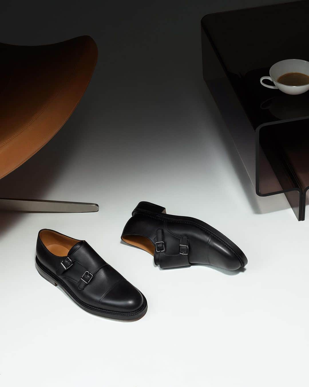 ジョンロブのインスタグラム：「John Lobb continues the story of its enduring classics with the introduction of William New Standard, a new iteration of the house’s first ready-to-wear style characterised by a contemporary rounded toe and a strong silhouette. . #johnlobb @image_group_ @louise__ford」