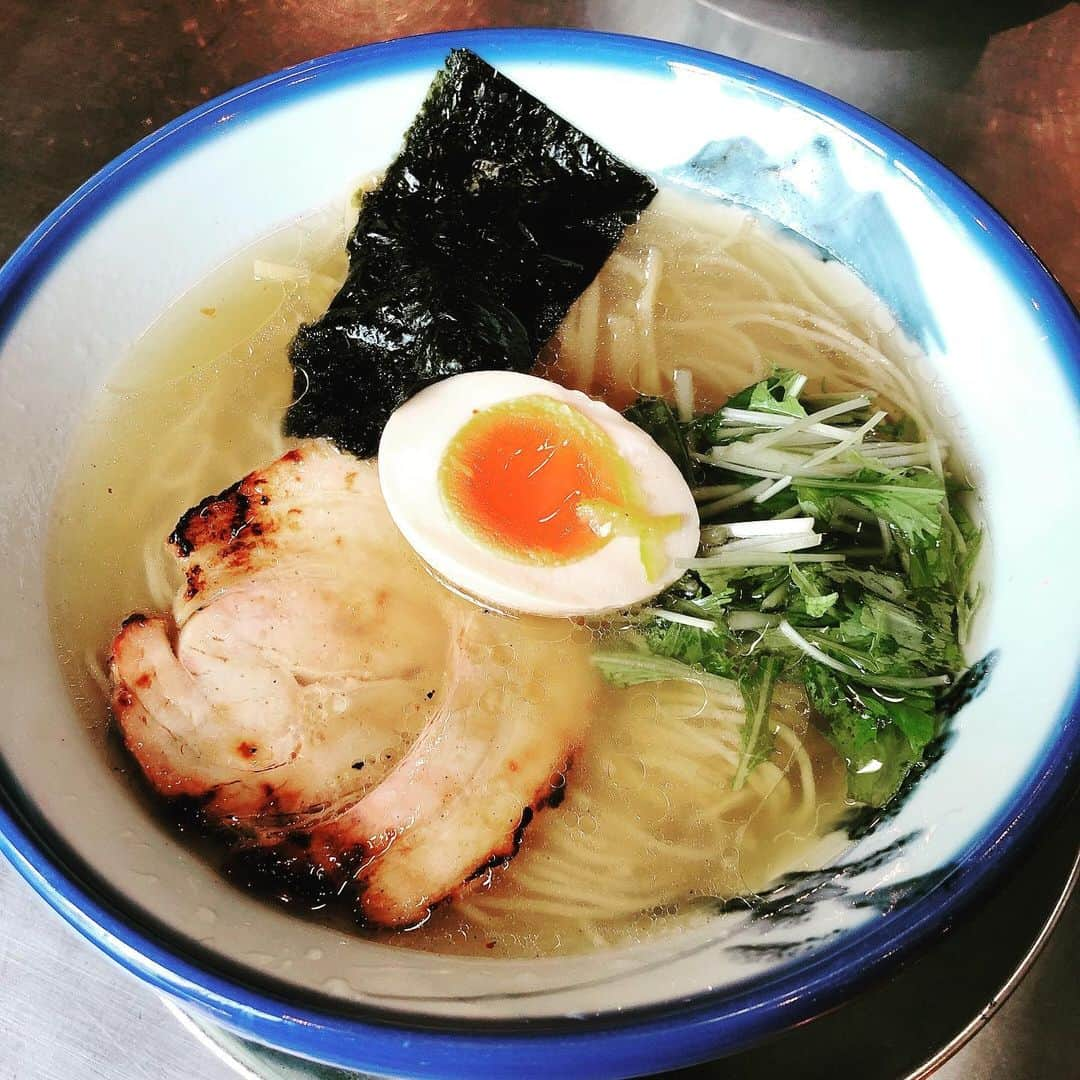 伊藤歩さんのインスタグラム写真 - (伊藤歩Instagram)「Japanese Ramen noodle is the best in the world✨  ロケ終わり近くにあったラーメン店 'Zund Bar' の柚子塩ラーーメン🍜  ひっそりと山道の奥に佇むお店🏡 すっきりクリア旨味の詰まった柚子塩スープに良く絡む細麺、チャーシューはとても柔らかくトロけました🤤  2つ目の動画、肩紐が外れているw それほど激しく美味しかったのですね〜  #ramen#foodgram#japanesefood#lovejapan #ラーメン#百名店2019#食べスタグラム」8月27日 17時32分 - ayumi__ito