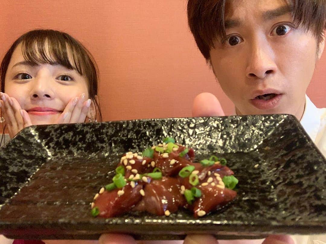 のインスタグラム：「チラパンロケー‼️・ ・ 肉付き横山ちゃんもビックリ、エミュー様の肉。そのお味は…❓ #チラチラパンチ #TVQ #ロケ #横山紗弓 ちゃん  #初のアベノマスクロケ ・ ・ ・ 📻この後のラジオも聴いてね✨・ ・ 《番組概要》 番組名：カレバカラジオ 放送局：コミュニティラジオ天神（通称：コミてん）FM 77.7MHz 次回放送日：2020年8月27日（木）22:00～22:55・ ・ 出演者：たける 上野万太郎 デビ高橋　ゲスト: 星期菜(サイケイツァイ) 谷口さん・  ・ ・ 次回の大喜利お題 『マル秘特典付き出張カレー屋さんが大ヒット！どんなカレー屋さん？』・ ・ ・ 8月のメッセージテーマ 『カレバカカレーでどんな曲を流して欲しい？』・ ・ ・ ①📩アドレス・ 777@comiten.jp ・ ・ ②公式ツイッターDM・ @CurryBakaNisshi ・ ・ ③たける、万太郎さん、デビさんのインスタコメント欄・ ・ どしどしお待ちしております✨・ ・ ・ ※バックナンバーがいつでもYouTubeで見られます✨ただし、音楽、ジングルの部分は無音ですので悪しからず。・ ・ https://youtu.be/X5zCmhTQ7pA ・ ・ ・ 《視聴方法》・ （１）ラジオで聴く場合→周波数：FM 77.7MHz（放送エリアは福岡市中央区近辺）・ （２）youtubeで観る場合→『コミュニティラジオ天神』で視聴可・ （３）インターネットラジオで聴く場合→サイマルラジオから『コミュニティラジオ天神』を選択・ （４）iPhoneの方は、下記のアプリRadioKnockが簡単で使い易いようです。・ ・ ・ 🍛✨カレバカカレー次は8/30(日)‼️✨🍛・ ・ イートイン再開しました✨新メニューも🍛・ ・ メニュー、営業時間など詳細は　@curry_baka_curry にて随時更新🙇‍♂️・ ・ ・ ・ ・ ㊗️🆕配信開始しました🆕🎉・ ・ YouTube【 #カレバカ日誌】第23話 with #ノボせもん #まーちん @nobosemon_machin ・ ・ ・ 新企画スタート‼️・ ・ カレバカの二人が個性豊かなレトルトカレー達を食べて食べて食べてまくって勝手に評価しちゃいます💪✨・ ・ 『日本列島レトルトカレーの旅』・ ・ 👇URLはこちら👇  https://youtu.be/iydk8BAzi9U ・ ・ ※ QRコードは、スクショしてLINEアプリの友達追加→QRコード→ライブラリから読み込む で動画見られます(ﾟ∀ﾟ)・ ・ ・ ・ ●数珠カレー ①106サウスインディアン ②オカノカリー ③スプーンソング ④メガネカリー ⑤ORAS ⑥KALA  ⑦チャクラ・ ・  過去のお店はアーカイブにて✨・ ※ QRコードは、スクショしてLINEアプリの友達追加→QRコード→ライブラリから読み込む で動画見られます(ﾟ∀ﾟ)・ ・ ・ #カレバカラジオ #上野万太郎 さん #デビ高橋  さん #TAKERU #たける #不動たける #ボイジャー #ウルトラマン #エントリーサービスプロモーション ・ ・ ・ 🆕カレーを愛でる為だけのアカウントはじめました🍛✨・ ・ @spicy_takeru3 ・ ・ カレー好きな方、よければフォローお願い致します＼(^o^) ／」