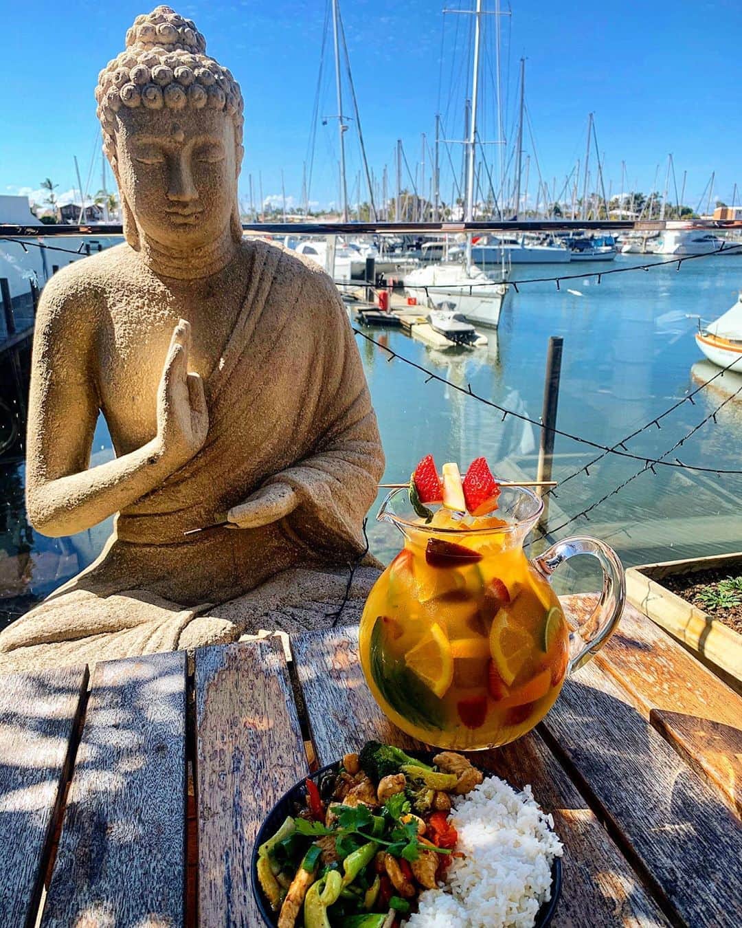 シャーニ・ヴィンソンのインスタグラム：「Today did not suck 🍲🍹」