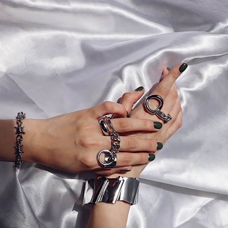 のインスタグラム：「#gallerieaccessory﻿ ————————————﻿ ﻿ スタッフイチオシのアクセサリーや﻿ 重ねづけ、組み合わせなどをご紹介♥️﻿ 人気アイテムも取り揃えております。﻿ ぜひONLINE STOREにてご覧下さいませ...❤︎﻿ ﻿ ﻿ @gallerie_accessory ﻿ バイヤーが発信するアクセサリー情報も﻿ 要チェック✔︎﻿ ﻿ ONLINE STOREはTOPのリンクから﻿ http://www.gallerie-online.jp/﻿ ————————————﻿ #お問い合わせ番号w1750」