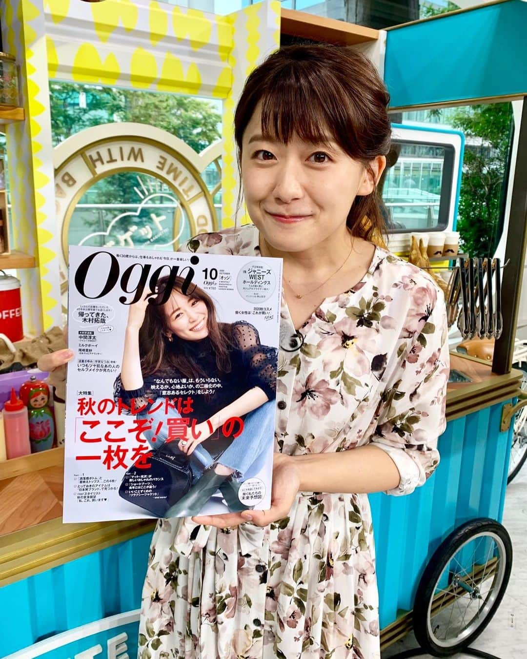 尾崎里紗さんのインスタグラム写真 - (尾崎里紗Instagram)「帰宅部尾崎シリーズ第三弾 Oggi企画が本日フィナーレを迎えました！  2カ月のうち最初の1カ月は、筋トレをしても炭水化物を減らしても体重が変化せず、なんで？どうして？と自問の日々で、ネットでボディメイクしている仲間を見つけては勝手に励まされていました！  昔から運動音痴で、体を動かすことを半ば諦めていた私ですが、  「下手でも動き続けてさえいれば結果はついてくる！！」と思えたことが、今回の1番の収穫です😌今ボディメイクを頑張っていて諦めそうな方の背中を少しでも押せたら嬉しいです。  そして、素敵な衣装にメイク、撮影をして下さったOggiスタッフの皆さん（@oggi_mag）、 本当にありがとうございました✨ この経験も写真も、一生の宝物です。 . . #バゲット　#帰宅部尾崎シリーズ　#oggi #結果としては #マイナス4キロ　#体脂肪率マイナス7.3%でした！　#せっかくなので運動を趣味にできたらいいな　#oggi10月号は明日発売です　#永久保存します！」8月27日 17時43分 - ozaki.risa