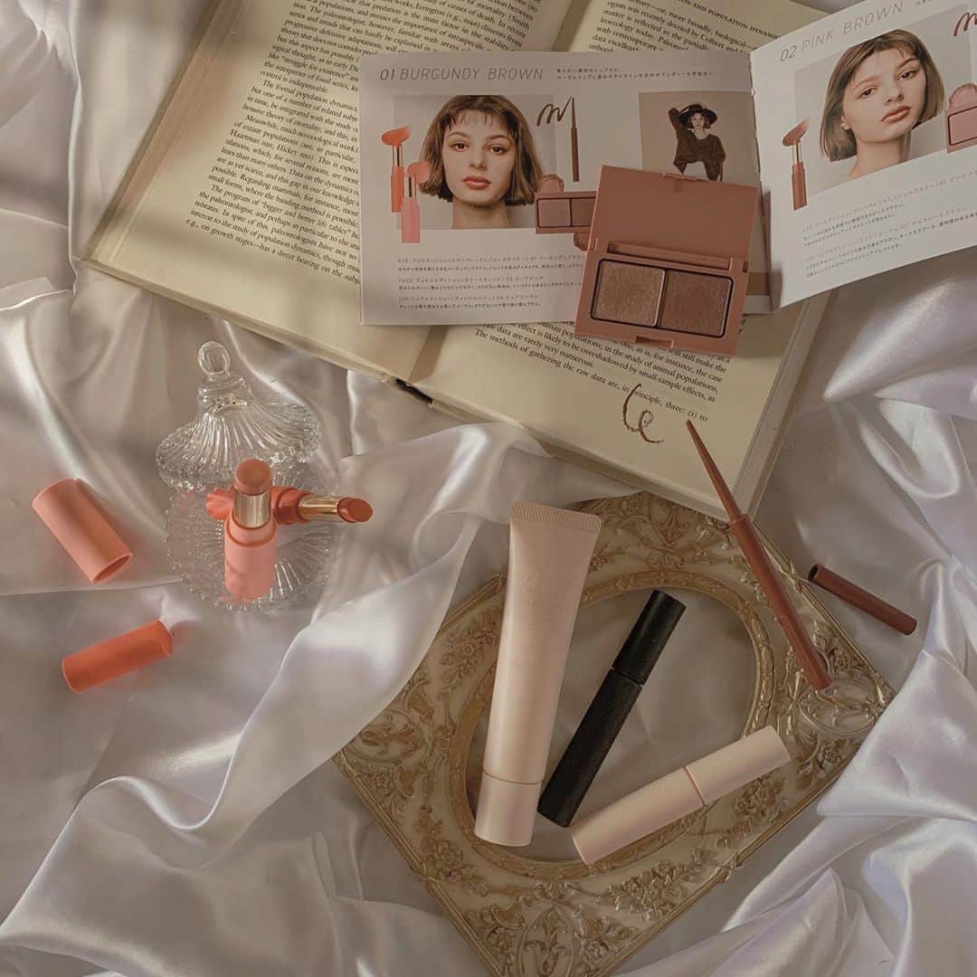 のインスタグラム：「エテュセの秋の ニュアンスメイク ワントーンセット届いた𓂃💄🍂 @ettusaisjp   フルメイクしてみてどれも良いんだけど私はこの中で一番𐨿スキンベース𐨿押し！ すごく自然にお肌がトーンアップして艶も出る！カバー力や保湿力もあるのにさらっとしていてベタつかないの𓍯 本当おすすめ  𓍜エテュセフェイスエディション （スキンベース） 𓍜エテュセフェイスエディション （プライマー） 𓍜エテュセフェイスエディション カラースティック　03 𓍜エテュセ　アイエディション （マスカラベース） 𓍜エテュセアイエディション ジェルライナー　01 𓍜エテュセリップエディション ティントルージュ　03  #エテュセ#ettusaisjp#コスメ#秋コスメ#メイク#makeup#ティントルージュ#ティントリップ#スキンベース#トーンアップ#プライマー#マスカラベース#PR」