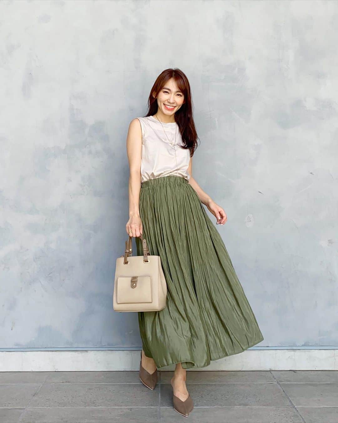 shizuka.watanabeさんのインスタグラム写真 - (shizuka.watanabeInstagram)「♡♡♡ ・ ・ 本日はちょっと秋意識〜🍁 ・ @fifth_store のカーキスカートに @editsheen_store の秋らしいバッグ！ ショルダーにもなって両手が開くから小さい子供がいるママにもピッタリです🙌💜 ・ ・ やっぱり癖で靴とバッグの色味を揃えちゃう❗️ ・ そのほうがコーデがしっくりとまとまる気がするんですよね👏💗 ・ 詳細は今日のブログにも書いてるから見てね‼️ ・ ・ #fifth #fifthtl #フィフス　#EditSheen #エディットシーン　#バッグ　#BAG #フロントポケットバイカラースクエアバッグ　#イージーワッシャースカート　#カジュアル　#160cm以上コーデ　#スカート　#スカートコーデ　#リラックスコーデ　#きれいめコーデ　#きれいめカジュアル　#きれいめファッション #女の子ママ #姉妹ママ　#大人カジュアル　#大人コーデ　#30代 #30代コーデ #30代ファッション #秋コーデ」8月27日 17時47分 - shizuka.watanabe