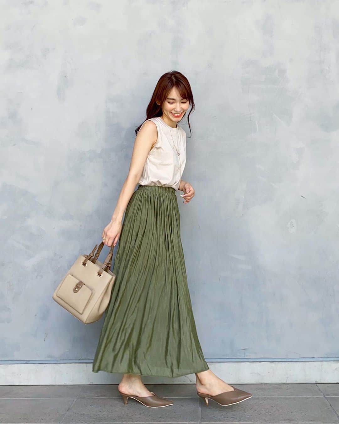 shizuka.watanabeさんのインスタグラム写真 - (shizuka.watanabeInstagram)「♡♡♡ ・ ・ 本日はちょっと秋意識〜🍁 ・ @fifth_store のカーキスカートに @editsheen_store の秋らしいバッグ！ ショルダーにもなって両手が開くから小さい子供がいるママにもピッタリです🙌💜 ・ ・ やっぱり癖で靴とバッグの色味を揃えちゃう❗️ ・ そのほうがコーデがしっくりとまとまる気がするんですよね👏💗 ・ 詳細は今日のブログにも書いてるから見てね‼️ ・ ・ #fifth #fifthtl #フィフス　#EditSheen #エディットシーン　#バッグ　#BAG #フロントポケットバイカラースクエアバッグ　#イージーワッシャースカート　#カジュアル　#160cm以上コーデ　#スカート　#スカートコーデ　#リラックスコーデ　#きれいめコーデ　#きれいめカジュアル　#きれいめファッション #女の子ママ #姉妹ママ　#大人カジュアル　#大人コーデ　#30代 #30代コーデ #30代ファッション #秋コーデ」8月27日 17時47分 - shizuka.watanabe