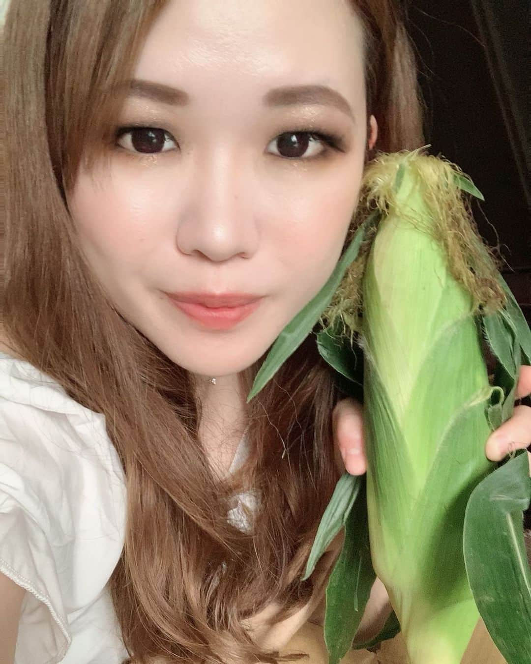 若狭知恵のインスタグラム：「﻿ 青森のリスナーさんからのプレゼント🎁💕💐🍀﻿ ﻿ 嶽きみのとうもろこし🌽🌽🌽﻿ こんなに甘い美味しいとうもろこし食べたことない😍😍﻿ ﻿ 幸せすぎる⸜( ´ ꒳ ` )⸝💜❤💙💚﻿ ﻿ 本当に美味ーー😋😋❣️❣️🌽🌽﻿ ❤💕\( ˙▿︎˙ )/💕❤﻿ ﻿ くまりんありがとうございます💕💕﻿ ﻿ #チャンピオンシップ #ポコチ#pococha #pocochaライバー #ポコチャ #ポコチャ配信者 #ポコチャライバー #ポコチャライブ #ポコチャ配信 #ぽこちゃ #ぽこちゃライバー #ライブ配信 #フルート奏者 #若狭知恵 #香川県出身 #フルート」