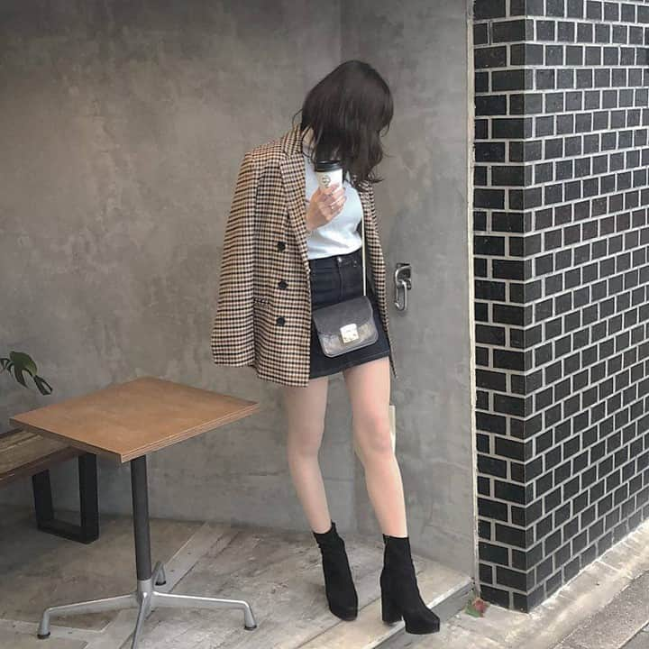 R i R y (リリー)さんのインスタグラム写真 - (R i R y (リリー)Instagram)「『 #骨格ストレート  さんに似合う #コーディネート 💙』 ﻿  骨格ストレートさんにはメリハリコーデがおすすめ🦢 首元が開いている服、ウエストマークがあるボトムスがおすすめ👖 ストレートデニムが特におすすめ！ ぜひ参考にしてみてください♡♡   #骨格ナチュラル さんのコーディネートも投稿します🧸 見逃さないようにフォローしてください💗  Photo by﻿ @0202hn_ @chubbybunny_grr @___reimm.74 @tan___gram @miii_pi @coro_3.9  ✴︎---------------✴︎---------------✴︎﻿ ﻿ ▶▶Instagram・Twitter・TikTokで掲載する写真を募集中📸﻿ カワイイ写真が撮れたら、@velle.jp をタグ付けするか、ハッシュタグ #velle_jp をつけて投稿してみてね♪﻿ ﻿ velle編集部と一緒にカワイイで溢れるvelleを創っていこう😚🤍  ✴︎---------------✴︎---------------✴︎﻿ #骨格診断 #体型カバー #体型カバーコーデ #細見えコーデ #細見え #着痩せコーデ #着痩せ #着痩せテク #骨格ウェーブ  #骨格診断ストレート #骨格診断ナチュラル #骨格診断ウェーブ #脚やせ #脚痩せ #夏コーデ #夏コーディネート #おすすめコーデ #おしゃれさんと繋がりたい #夏コーデ」8月27日 18時00分 - velle.jp