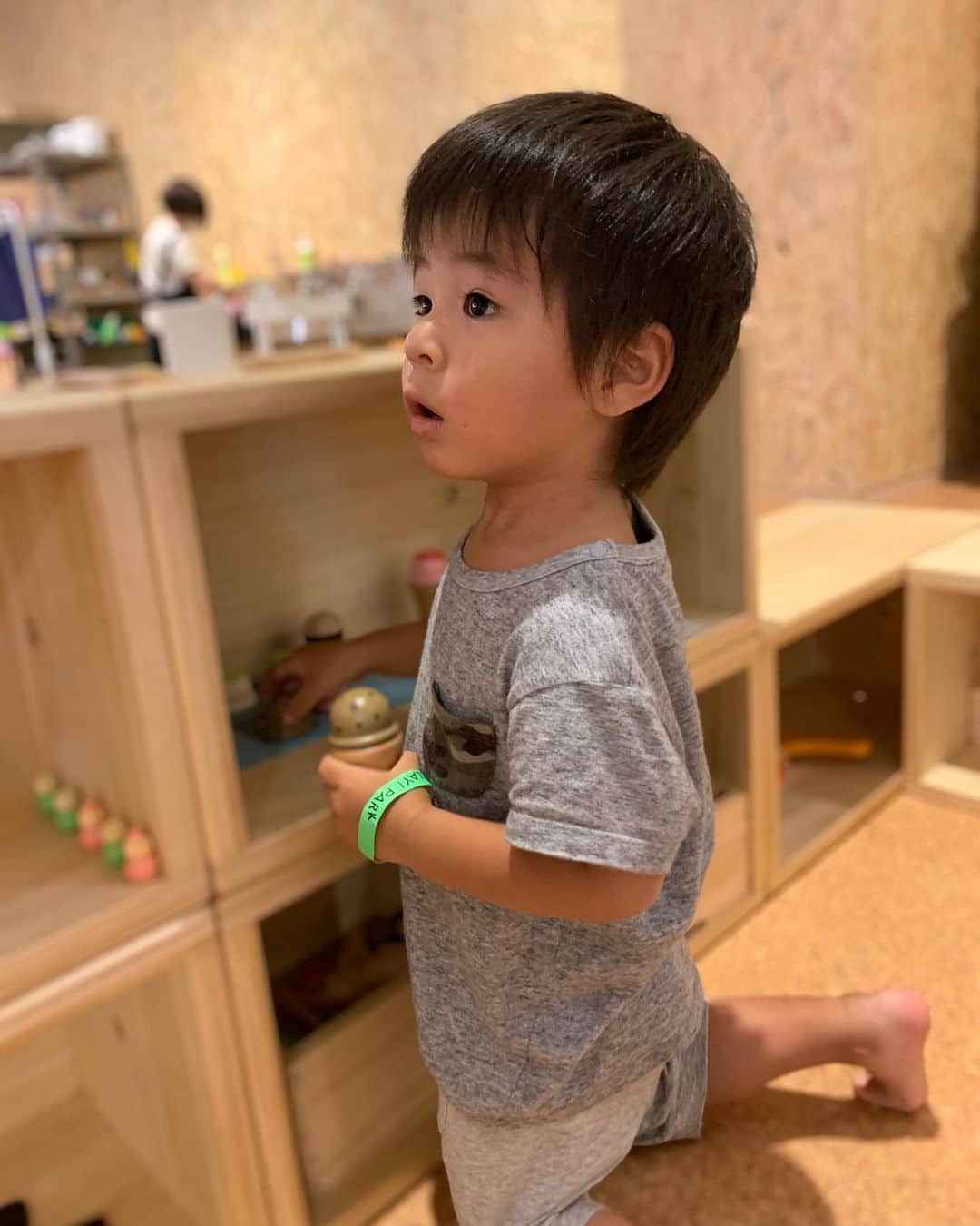 奥山絵里奈さんのインスタグラム写真 - (奥山絵里奈Instagram)「立川のニュースポット#グリーンスプリングス の中の#子供の遊び場 #プレイパーク に行ってみました！  風船が沢山ある半円になってるゾーンでは沢山身体を使って遊べて楽しそうでした♫ バルーンの椅子などもあって自由に座れる感じ！  木で作ったおもちゃゾーンや おままごとゾーン 楽器のゾーン シアターゾーン 制作のゾーン ベビーゾーン  など沢山の遊び場が！ 平日に行ったので一日券だったのですが 大人1000円 2歳1000円  でなかなかリーズナブルで沢山遊べて良かったみたいです！  ［平日］ 1日券 大人　1,000円（税別） 子ども（3歳-12歳）　 1,500円（税別） 子ども（3歳未満）　1,000円（税別） ※6か月未満無料 ※当日に限り入退場自由  ［土日祝］8月30日（日） 2時間入替制 大人・子ども共通　各2,000円（税別）3歳未満　700円（税別）　 ※6か月未満無料 ※事前予約制  #playpark #greensprings #子連れスポット東京 #屋内遊び場 #2歳9カ月 #バルーンアート #立川遊び場 #キッズスペース #夏休み旅行 #子連れスポット #室内遊び場#プレイミュージアム #playmuseum」8月27日 18時00分 - erinaokuyama