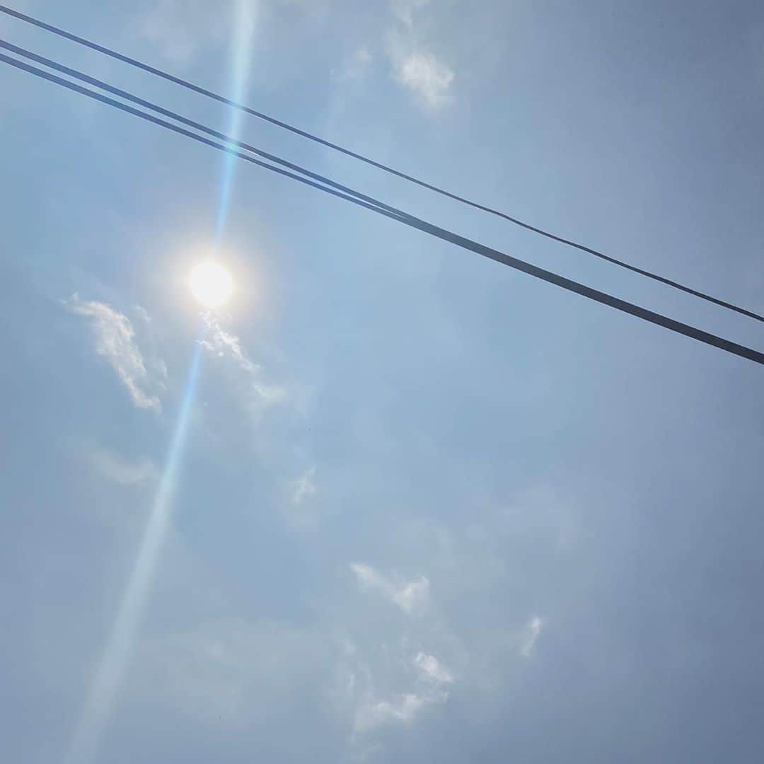 虹香さんのインスタグラム写真 - (虹香Instagram)「︎︎︎︎︎☺︎ あっちぃ〜ね〜太陽輝いてる〜 綺麗な青空ついつい写真撮ってしまう📸」8月27日 17時52分 - njk_68