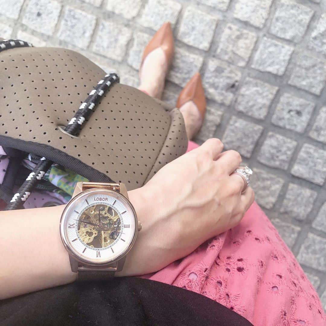 菊池かなこのインスタグラム：「. . 秋っぽいビーチコーデのつもり🏖 ブランドタグ付けしてます🏷 . ⌚️ @loborjapan  クーポンコード【canandu】 使用で10パーセントオフになります。 . . ୨୧┈┈┈┈┈┈┈┈┈┈┈┈┈┈┈┈┈୨୧ #lobor#ロバー#腕時計#時計#手元倶楽部 #jewelrycastle#秋コーデ#秋ファッション #アロハスケール#ネオプレントート#ダイバー素材 #ハワイアンバッグ#ビーチバッグ#バッグチャーム #軽量バッグ#beachgirl」