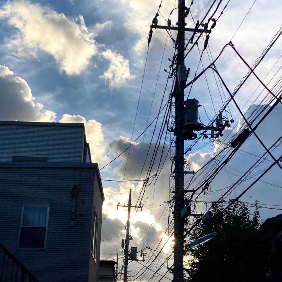 佐藤竜雄のインスタグラム：「ようやく穏やかに空を見上げることが出来るように。 #8月 #西の空 #夏はいつまで #雲 #夕空」