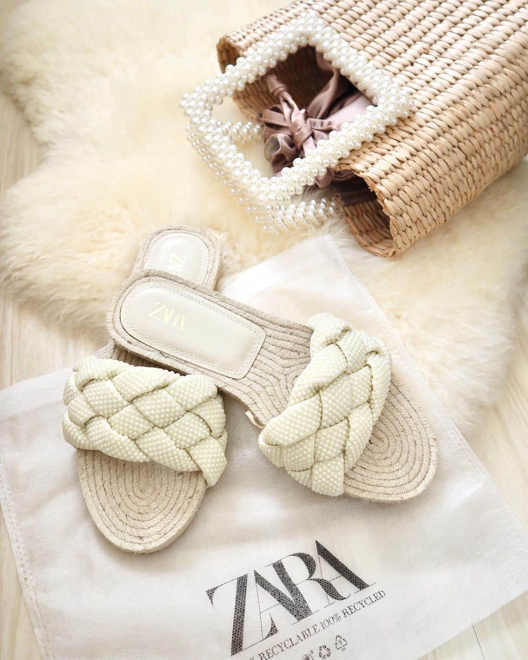 加藤瑠美さんのインスタグラム写真 - (加藤瑠美Instagram)「浮腫みで履けるお靴が少なくなってきたので、スッと履けるフラットサンダルを常に探してます…💭笑 ZARAはたくさん種類があるし可愛くてプチプラ🤍 編み込みが可愛いジュートサンダルを買いました👡 奥に写っているカゴバッグも、ちょっと前に買ってたくさん使ってます🐰  sandals & bag : @zara #zara   #newin#sandals#shopping#instashopping#bag#ザラ#プチプラ#ジュートサンダル#パール#パールサンダル#ザラジョ#マタニティコーデ#マタニティーライフ#ぷんにーらいふ#妊娠9ヶ月#初マタ#マタニティファッション#プレママ#第一子妊娠中#妊娠後期#計画無痛分娩#無痛分娩#男の子ママ予定」8月27日 17時57分 - katorubi