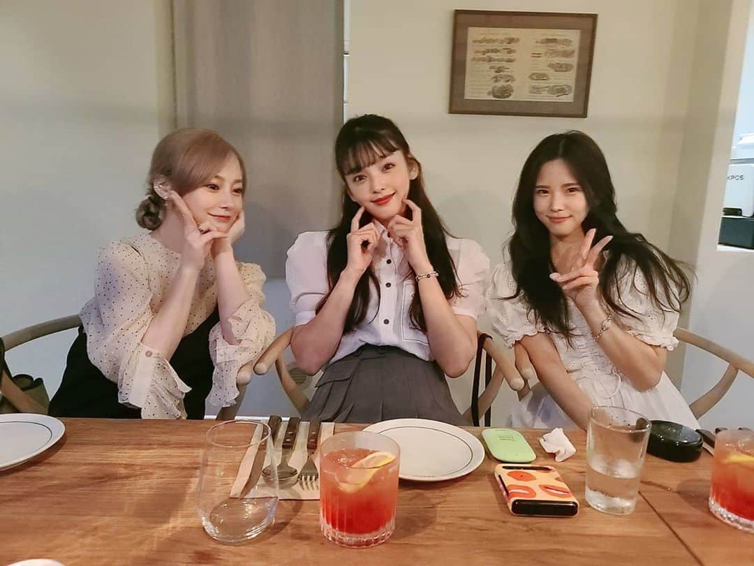 エリナさんのインスタグラム写真 - (エリナInstagram)「My cute Japanese friends♡ . . #selfie #friends #japanesegirl #cute #daily #dinner#happy #일본친구#저녁#행복한시간#instagood #instaphoto #instalike #makeup #instafood #fashion #lovely」8月27日 17時57分 - erina_hrn