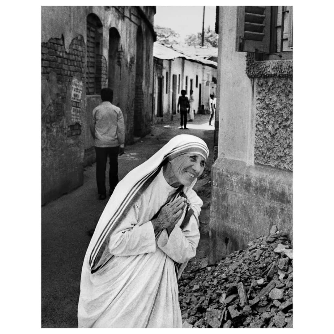 Magnum Photosさんのインスタグラム写真 - (Magnum PhotosInstagram)「This week saw the 110th anniversary of the birth of Mother Teresa, who was born on August 26, 1910.⁠ .⁠ @raghurai.official photographed the missionary and saint over five decades, from the 1970s to her canonization at the Vatican in 2016.⁠ .⁠ PHOTO: Mother Teresa. India.⁠ .⁠ © @raghurai.official/#MagnumPhotos」8月27日 18時02分 - magnumphotos