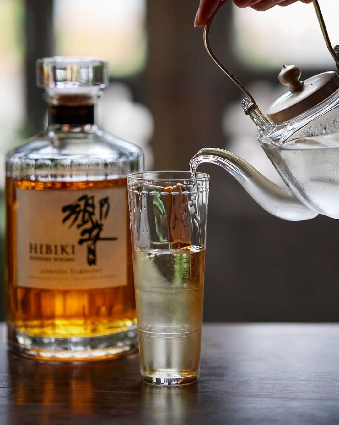 響 | SUNTORY WHISKY HIBIKIさんのインスタグラム写真 - (響 | SUNTORY WHISKY HIBIKIInstagram)「. HIBIKI TIME　～二十四節気・処暑～　  よく冷えた水を注ぎ入れた、「響 JAPANESE HARMONY」の水割り。 Pour ice-cold water in a glass of HIBIKI JAPANESE HARMONY.  #hibiki #響 #二十四節気 #24seasons #処暑 #shosho #earlyautumn #ice #water #ちろり #氷 #whiskyandwater #水割り」8月27日 18時02分 - suntorywhisky_hibiki