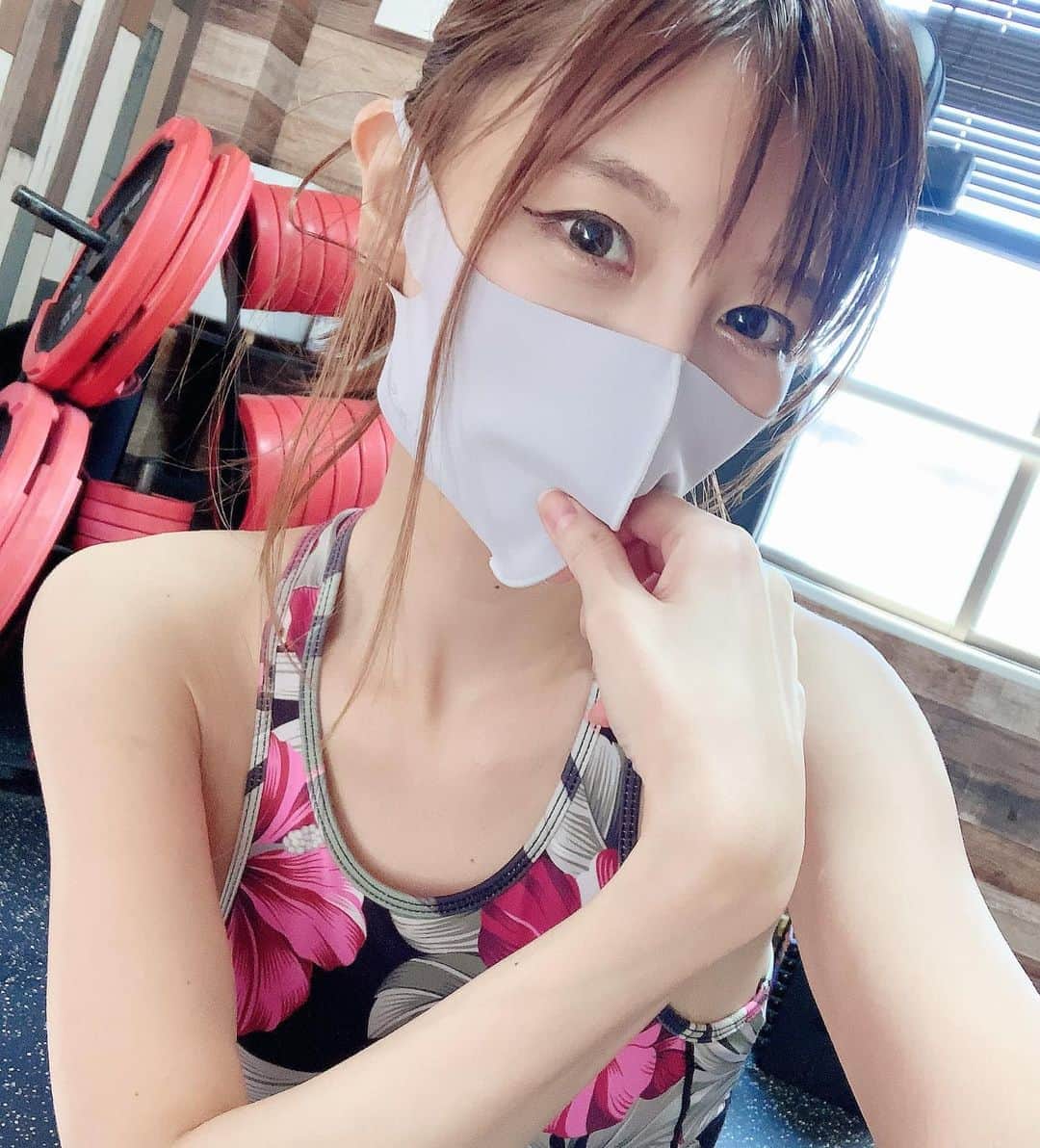 satomiさんのインスタグラム写真 - (satomiInstagram)「今月最後のトレーニングコーデ🧸 (@vertokyo )✨ ・ お腹がだいぶプニプニしてきたので 来月からしっかり戻します🐷🐷 ・ 今日もスクワットして背中に腹筋に いっぱいやってもらいました💪 ・ そして(@thesession.healthy)のスポーツ マスク💪マツキヨでGET✨🌟 UVカット出し通気性抜群だからトレーニングの時には欠かせないよ❤️ ・ ______________________________ 平日毎日のセッション 正しい食事アドバイス ダイエット相談 が、できてなんと1日100円！月3000円！！ 運動不足が気になる方にオススメ🌟 気になる方は( @keita_trainer)へ✉️ ・ ______________________________ ・ 🌟今月号🌟 アンドガール見てね❤️ ・ ・ #ヴェルトレ  #筋トレ  #パーソナルトレーニング  #筋肉 #シックスパック #ライザップ #トレーニングウェア #トレーニングマスク #スポーツマスク @thesession.healthy #北千住 #北千住ジム #トレーニング動画  #アクティブタッチ  #スポーツマスク #ヨガ #yoga #読モ #モデル #アンドガール #Andgirl」8月27日 18時05分 - saatoomii47