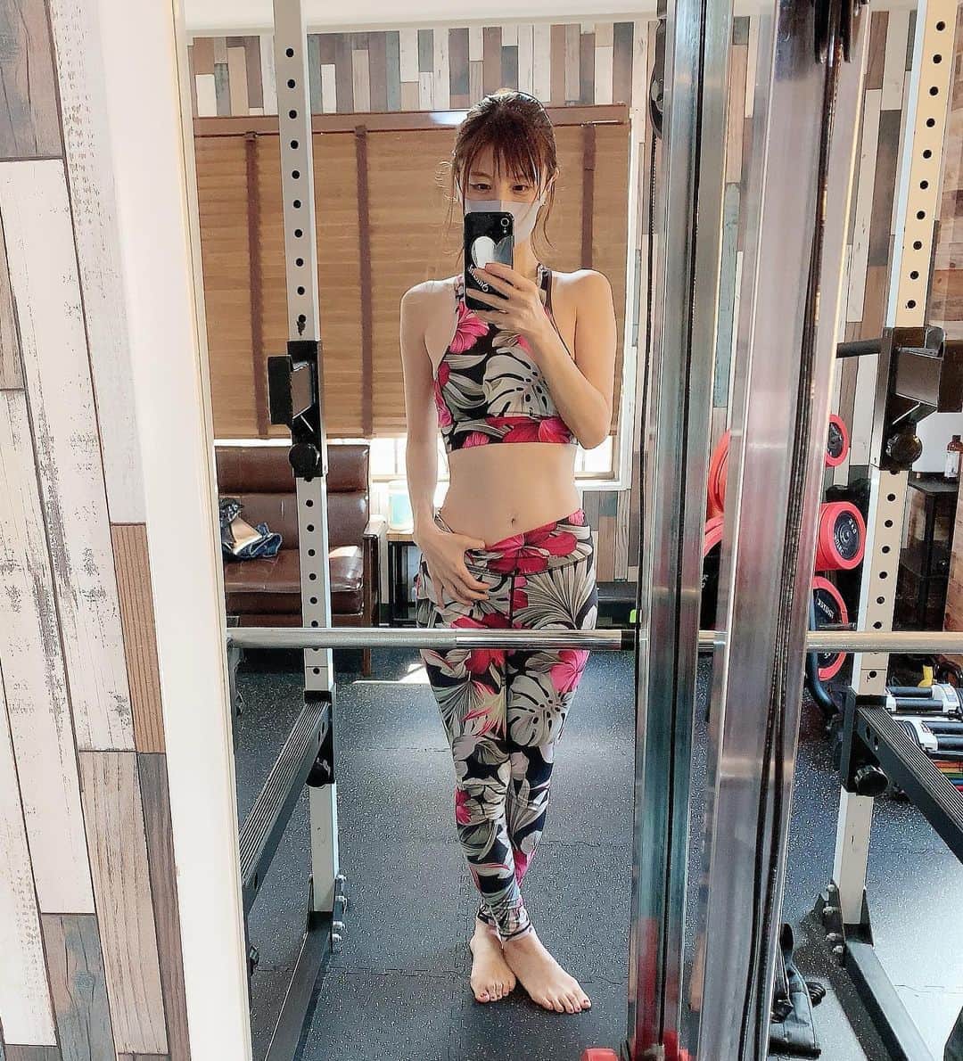 satomiさんのインスタグラム写真 - (satomiInstagram)「今月最後のトレーニングコーデ🧸 (@vertokyo )✨ ・ お腹がだいぶプニプニしてきたので 来月からしっかり戻します🐷🐷 ・ 今日もスクワットして背中に腹筋に いっぱいやってもらいました💪 ・ そして(@thesession.healthy)のスポーツ マスク💪マツキヨでGET✨🌟 UVカット出し通気性抜群だからトレーニングの時には欠かせないよ❤️ ・ ______________________________ 平日毎日のセッション 正しい食事アドバイス ダイエット相談 が、できてなんと1日100円！月3000円！！ 運動不足が気になる方にオススメ🌟 気になる方は( @keita_trainer)へ✉️ ・ ______________________________ ・ 🌟今月号🌟 アンドガール見てね❤️ ・ ・ #ヴェルトレ  #筋トレ  #パーソナルトレーニング  #筋肉 #シックスパック #ライザップ #トレーニングウェア #トレーニングマスク #スポーツマスク @thesession.healthy #北千住 #北千住ジム #トレーニング動画  #アクティブタッチ  #スポーツマスク #ヨガ #yoga #読モ #モデル #アンドガール #Andgirl」8月27日 18時05分 - saatoomii47