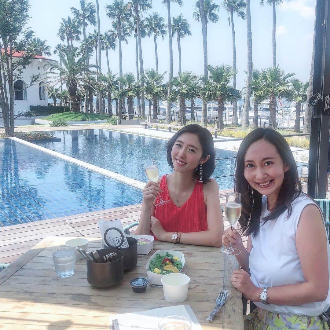 菅野広恵さんのインスタグラム写真 - (菅野広恵Instagram)「＊＊＊﻿ お盆に実家に久々に帰った時に母が息子を見ていてくれ、関東で貴重な元々友達で今ではママ友の、のんちゃんと葉山でlunch🍴﻿ ﻿ 月に2回のリフレッシュタイム、有難い🙇‍♀️‼︎﻿ ﻿ たまたま同じ歳の息子同士で、育児の話をしていると、悩んでいるのは私だけじゃないんだなとすごく心が救われる😭♡﻿ ﻿ ﻿ 今度は子供達も一緒に遊ばせたいな😆💕﻿ ﻿ ﻿ -------﻿ MALIBU FARM﻿ ﻿ 住所:神奈川県逗子市小坪5-23-16﻿ ﻿ ☎︎: 0467-23-0087﻿ -------﻿ ﻿ #葉山　#葉山ランチ　#逗子　#逗子ランチ　#海岸沿い　#テラス　#テラスランチ　#lunch #女子会　#癒し空間　#湘南野菜　#横須賀野菜　#2歳児ママ　#2歳9か月 #mama #子育て中ママ  #カフェ　#cafe #海の見えるカフェ  #海　#海の見えるレストラン　#ママモデル　#野菜好き  #葉山レストラン　#マリブファーム　#逗子マリーナ　#葉山ホテル　#海沿い　#海沿いカフェ  #テラス席　@malibufarm_zushimarina」8月27日 18時06分 - hiroesugano