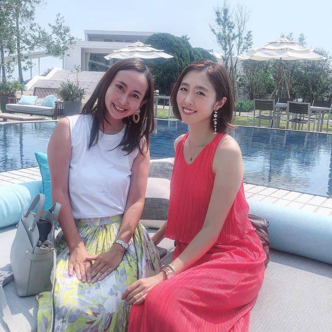 菅野広恵さんのインスタグラム写真 - (菅野広恵Instagram)「＊＊＊﻿ お盆に実家に久々に帰った時に母が息子を見ていてくれ、関東で貴重な元々友達で今ではママ友の、のんちゃんと葉山でlunch🍴﻿ ﻿ 月に2回のリフレッシュタイム、有難い🙇‍♀️‼︎﻿ ﻿ たまたま同じ歳の息子同士で、育児の話をしていると、悩んでいるのは私だけじゃないんだなとすごく心が救われる😭♡﻿ ﻿ ﻿ 今度は子供達も一緒に遊ばせたいな😆💕﻿ ﻿ ﻿ -------﻿ MALIBU FARM﻿ ﻿ 住所:神奈川県逗子市小坪5-23-16﻿ ﻿ ☎︎: 0467-23-0087﻿ -------﻿ ﻿ #葉山　#葉山ランチ　#逗子　#逗子ランチ　#海岸沿い　#テラス　#テラスランチ　#lunch #女子会　#癒し空間　#湘南野菜　#横須賀野菜　#2歳児ママ　#2歳9か月 #mama #子育て中ママ  #カフェ　#cafe #海の見えるカフェ  #海　#海の見えるレストラン　#ママモデル　#野菜好き  #葉山レストラン　#マリブファーム　#逗子マリーナ　#葉山ホテル　#海沿い　#海沿いカフェ  #テラス席　@malibufarm_zushimarina」8月27日 18時06分 - hiroesugano