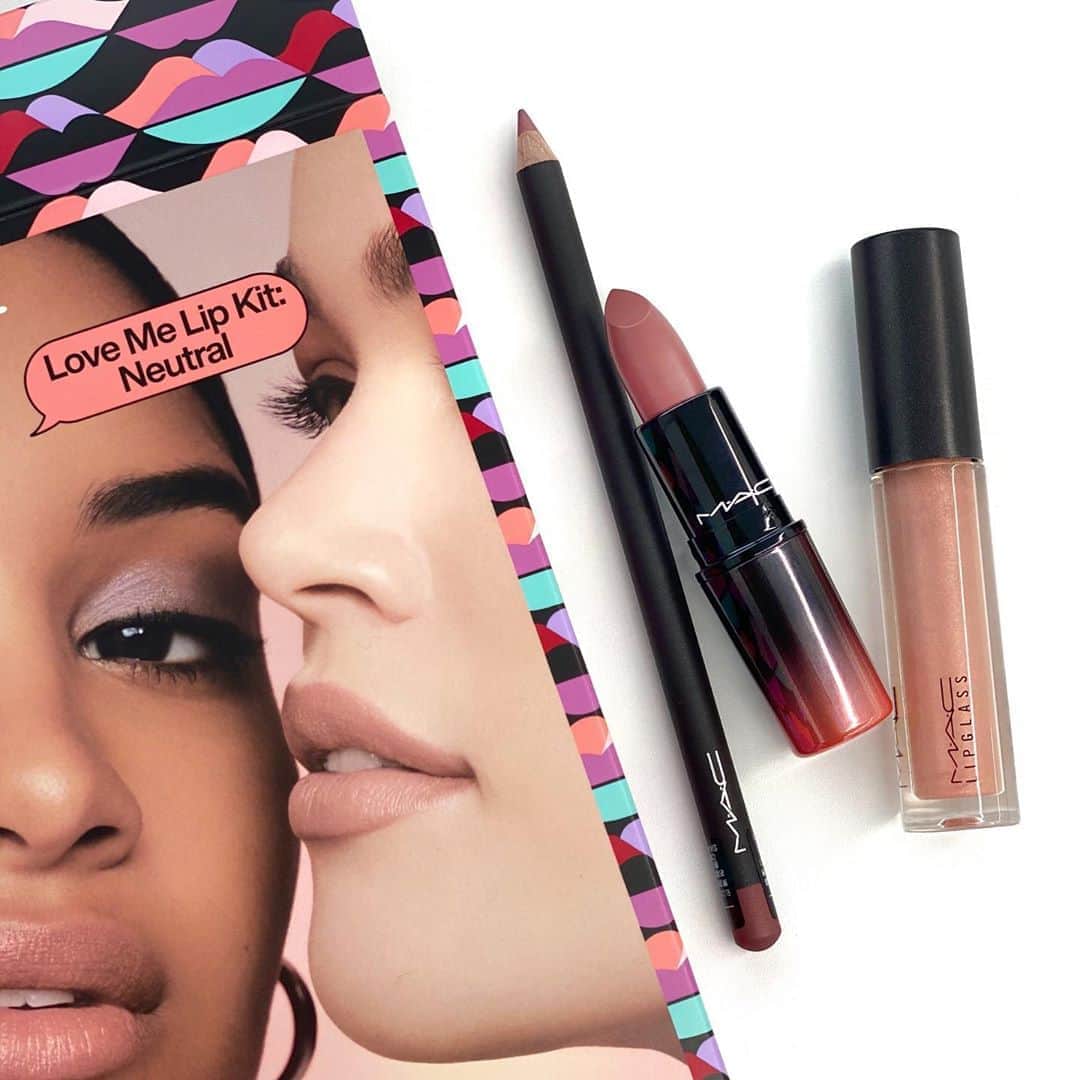 M∙A∙C Cosmetics Japanのインスタグラム：「【公式オンライン先行発売】 ニュートラルトーンとピンクトーンで選べるリップキットから、ニュートラルをセレクト✨  ㅤ アルガンオイル配合* で、なめらかなつけ心地とぷるんとした高いツヤ感を叶えるリップスティック💄ベージュとブラウンの絶妙な中間色で口もとに色気をオン。 仕上がりはスワイプしてチェック👉 #MACHauteGossip #MACオートゴシップ * アルガニアスピノサ核油 ㅤ ■使用製品 ラブ ミー リップ キット： ニュートラル（税込6,160円） ＜キット内容＞ ・ラブ ミー リップスティック／インセパラブル（ヌードベージュ） ・リップ ペンシル／ダーヴィッシュ（ピンキーモーヴ） ・リップガラス／マイ アザー ハーフ（クリーミー ヌード）  ㅤ その他のコレクション製品は @maccosmeticsjapan のIGTV／ストーリーズのハイライトからご覧いただけます👆 ㅤ *8月29日（土）全国発売 【公式オンラインショップ限定特典】 ☑︎初回ご購入のお客様へ10% OFFクーポンをプレゼント （クーポンコードwelcome） ㅤ #MACCosmeticsJapan #MACCosmetics #MAC #MACコスメ #マックコスメ #コスメ #コスメレポ #化粧品 #デパコス #コスメ部 #コスメマニア #メイク好き#メイク道具#美容大好き#美容好き#メイクプロセス#トレンドメイク#夏メイク#メイクテク#MACリップ#リップ#リップメイク#リップスティック#リップグロス#リップペンシル#ボリューム#ぷっくり#リップマニア」